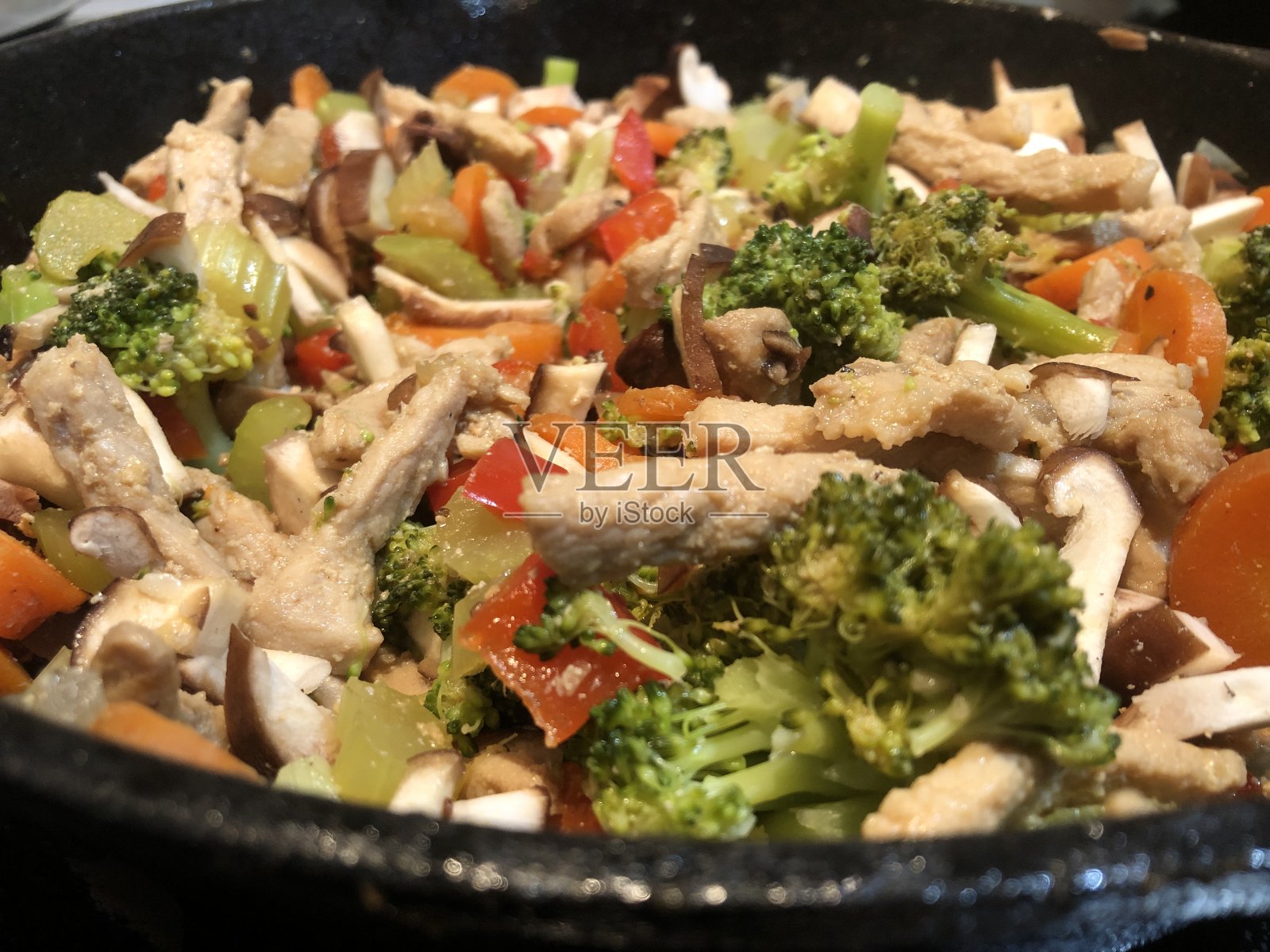 五颜六色的猪肉和蔬菜杂烩照片摄影图片