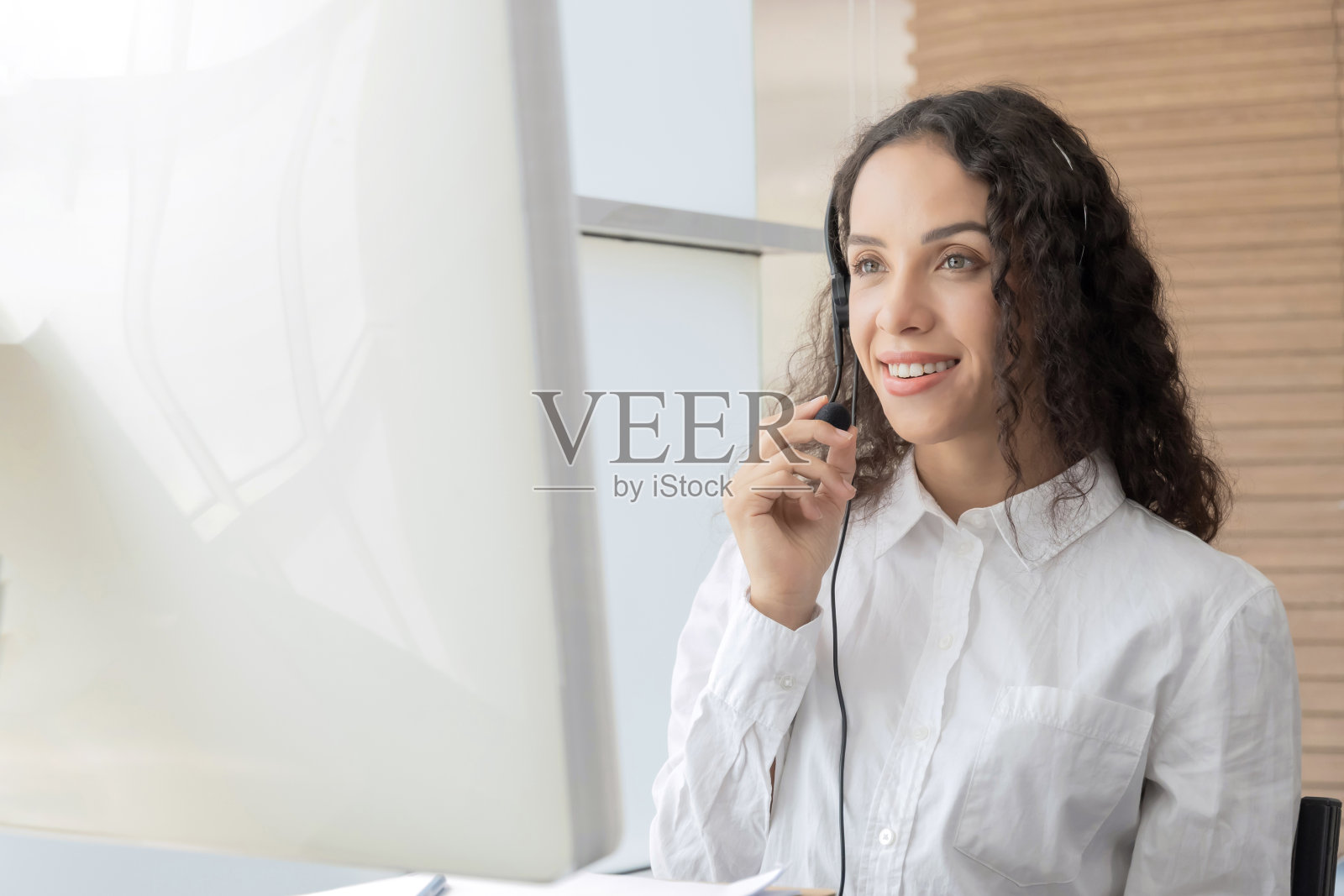 热线。快乐年轻白种女性呼叫中心客户支持主管，带耳机在办公室工作，在线教育，客户支持服务，呼叫中心，电话接线员，视频通话概念照片摄影图片