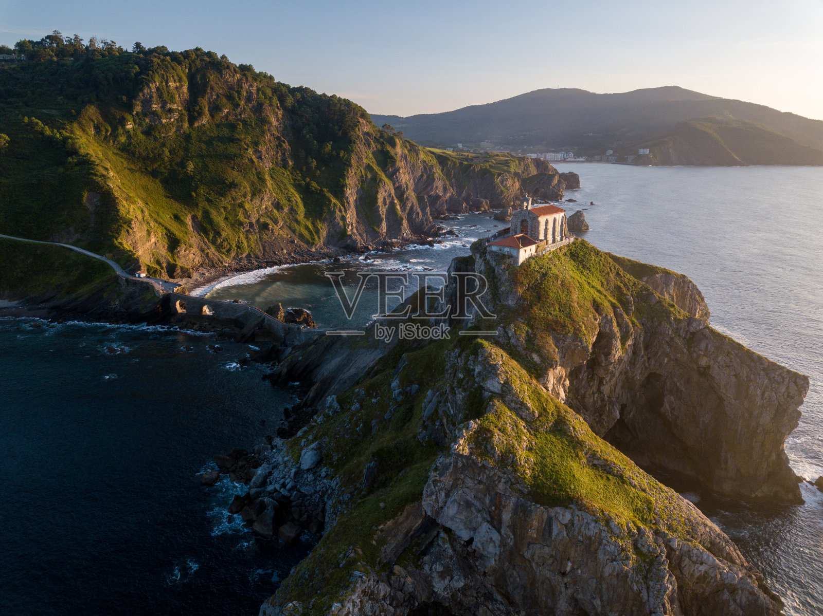 岛和Gaztelugatxe寺庙的鸟瞰图。夏天的西班牙北部照片摄影图片