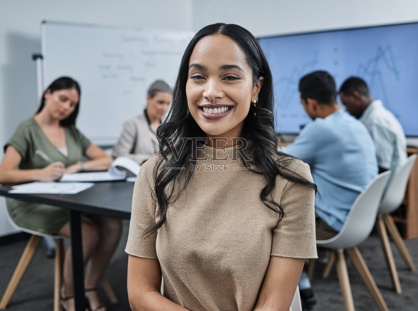这是一位女商人在和她的团队开会时的照片照片摄影图片