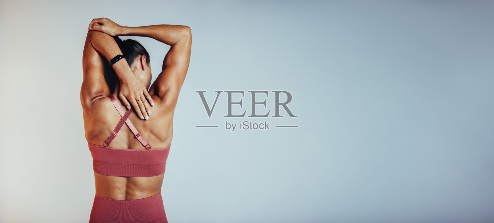 健身妇女做热身运动照片摄影图片