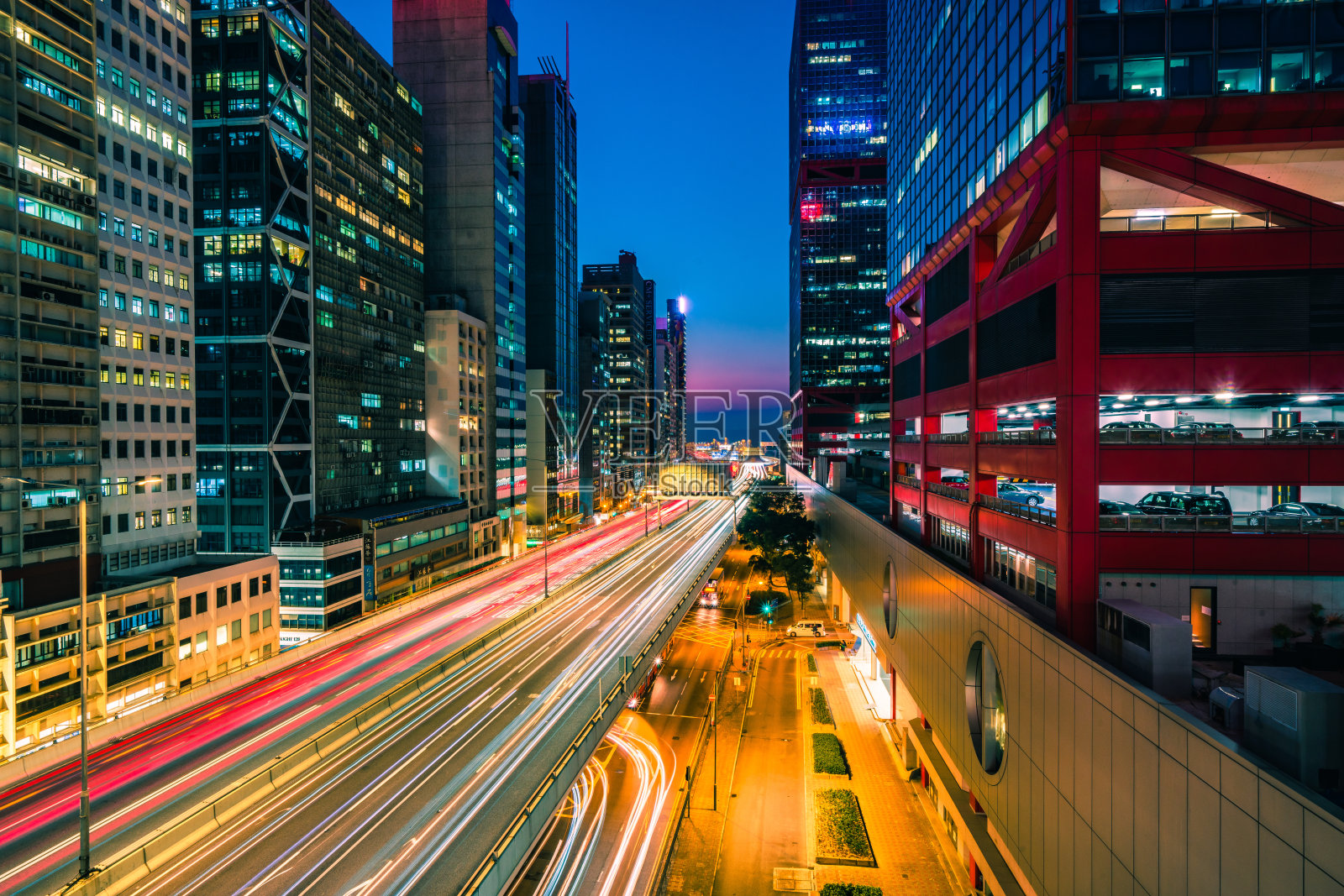 晚上在香港的商业区照片摄影图片