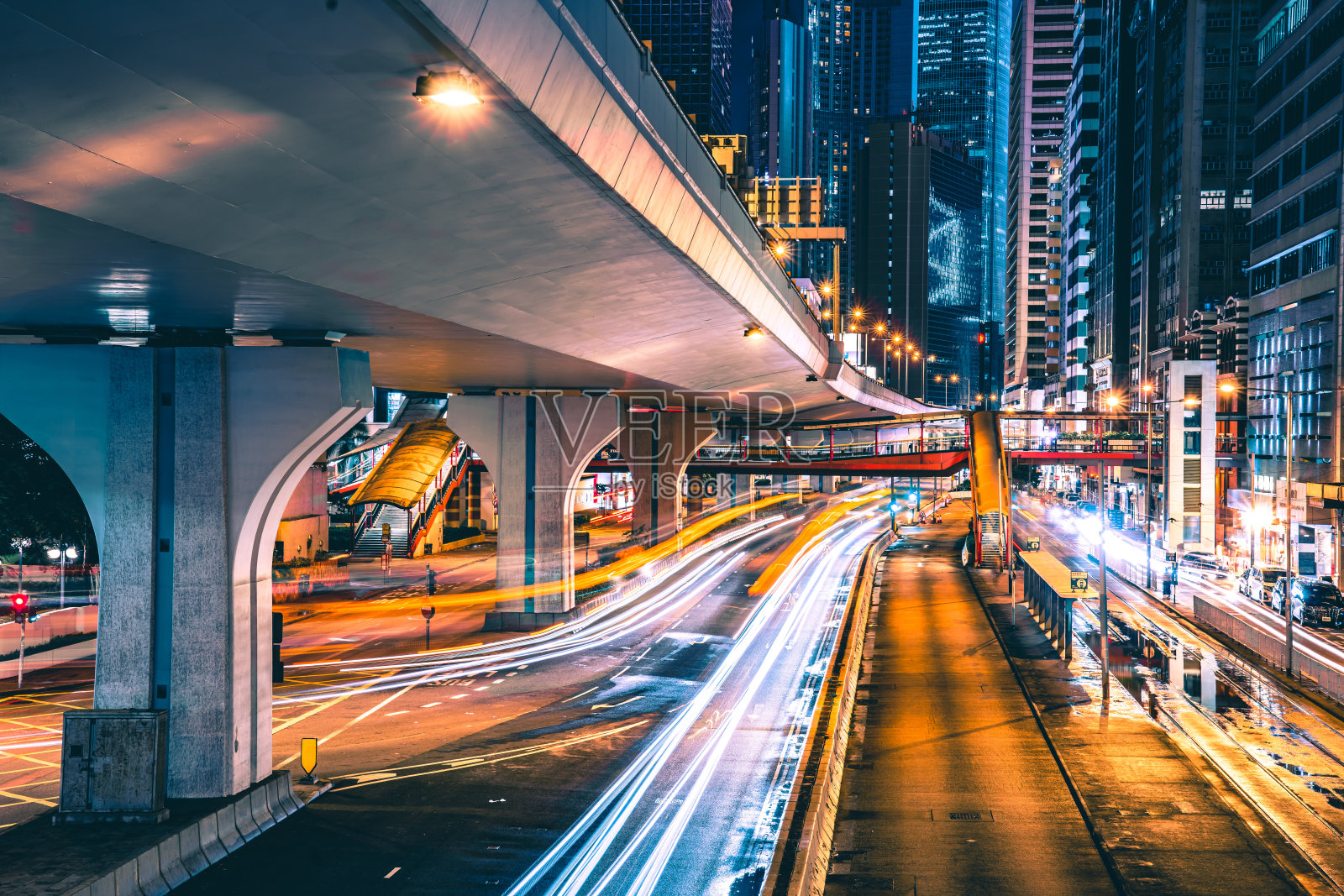 晚上在香港的商业区照片摄影图片