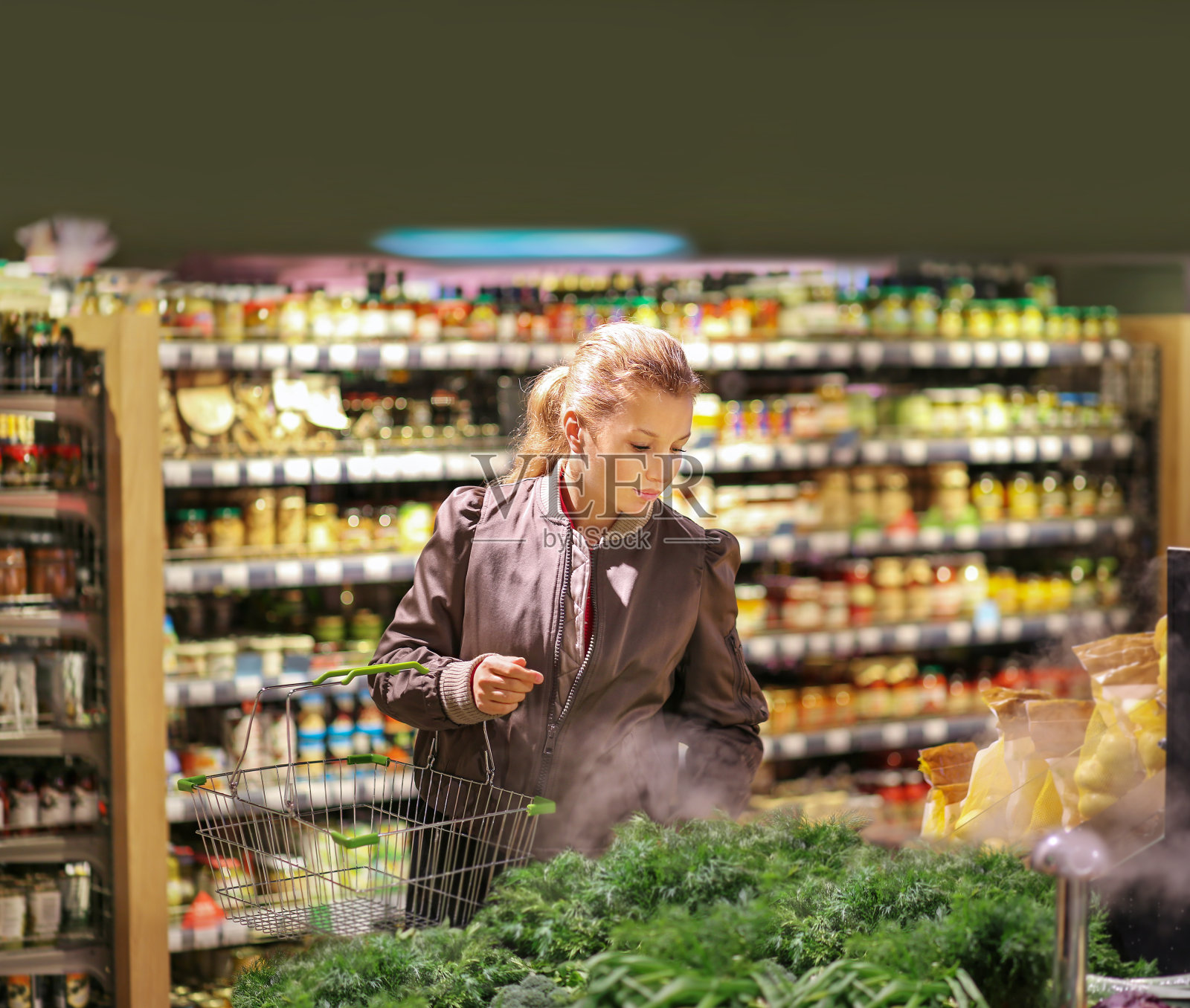 在市场上买水果和蔬菜的女人照片摄影图片