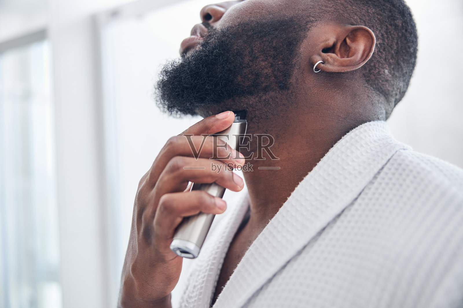 聚焦照片，国际男子纠正他的胡子照片摄影图片