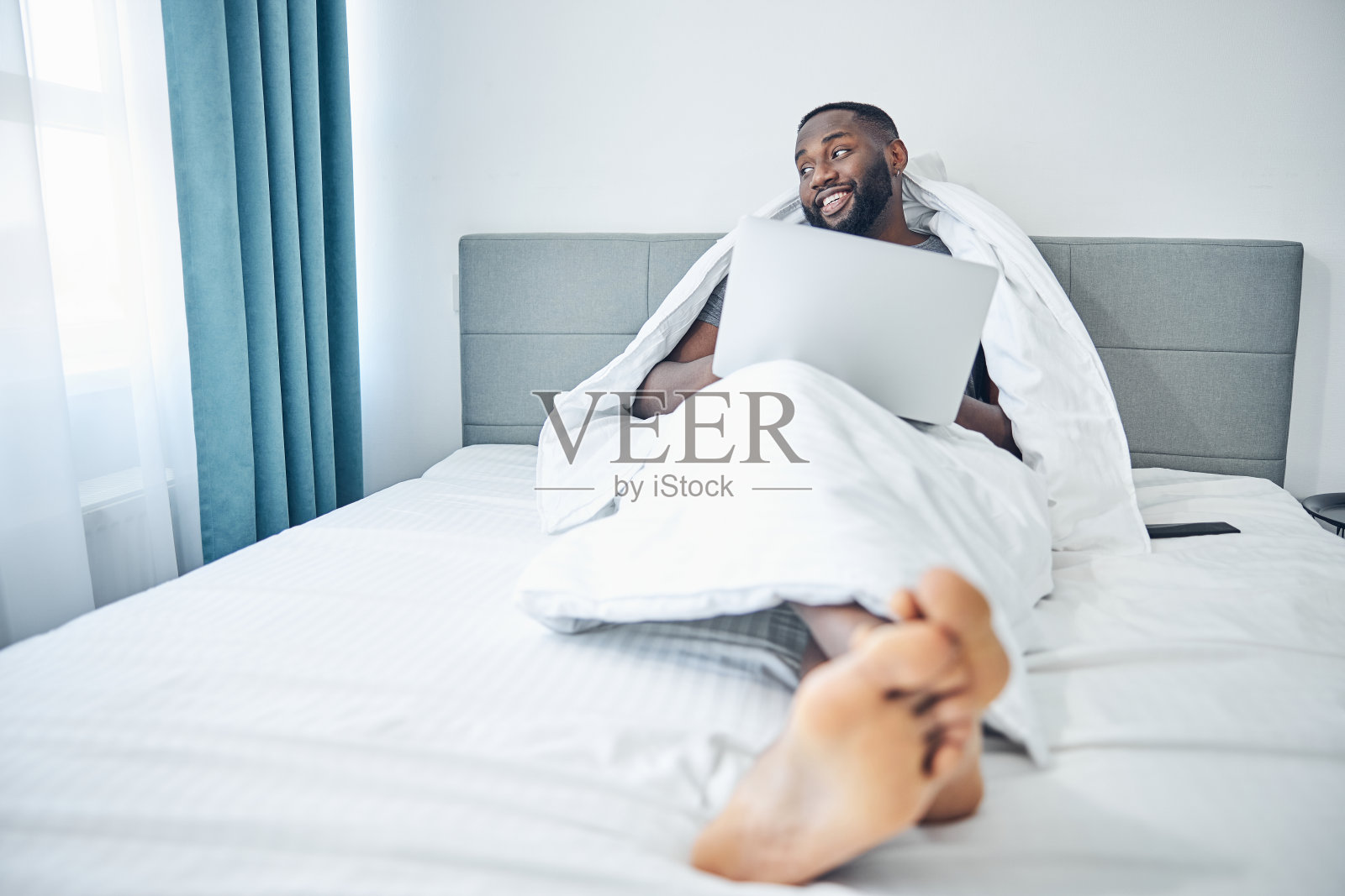 快乐的大胡子男人在家里度周末照片摄影图片