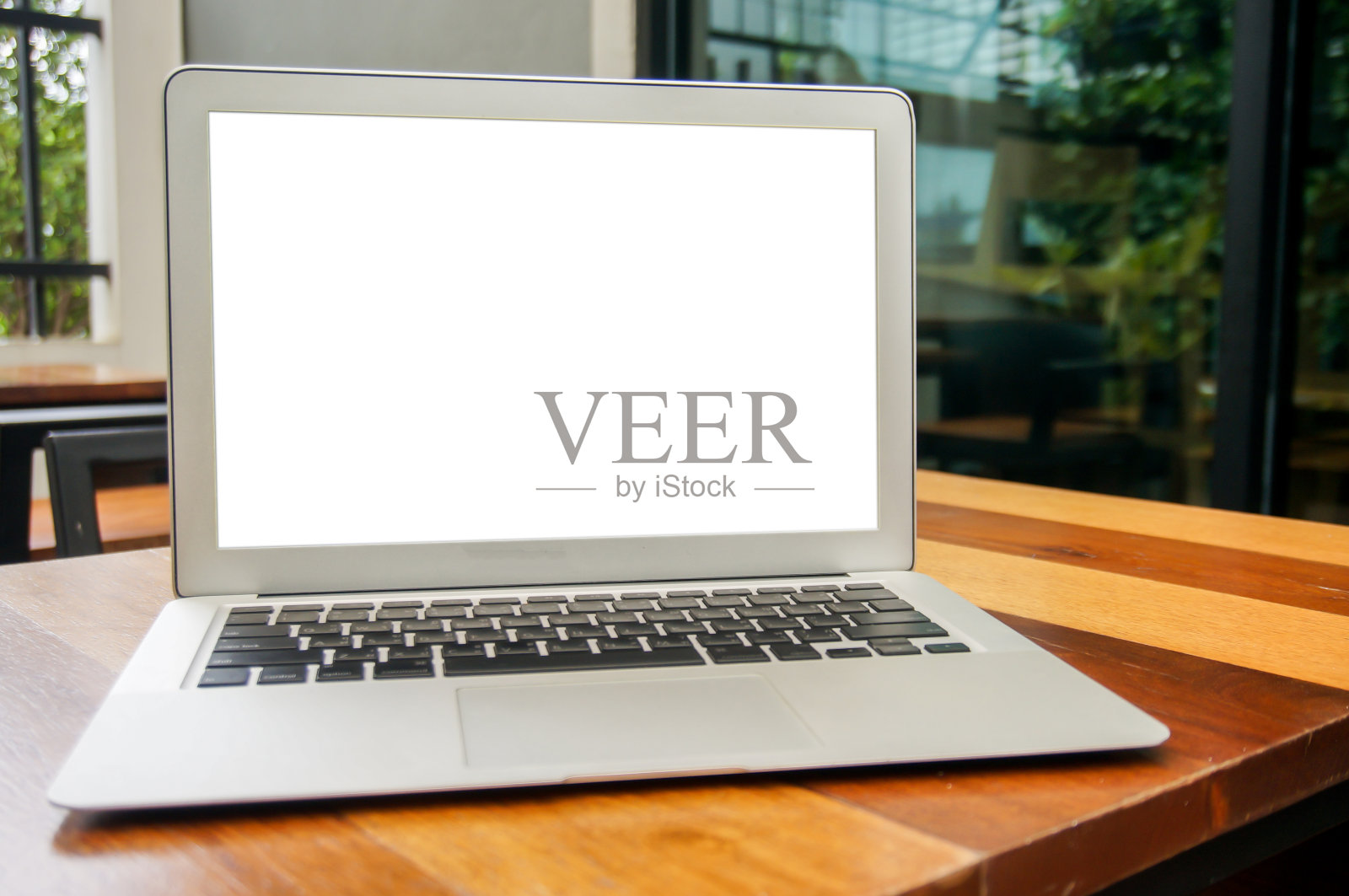 笔记本电脑与模拟空白屏幕在咖啡馆空间前面的木桌上的文本。产品显示电脑笔记本蒙太奇-技术自由职业的工作理念照片摄影图片