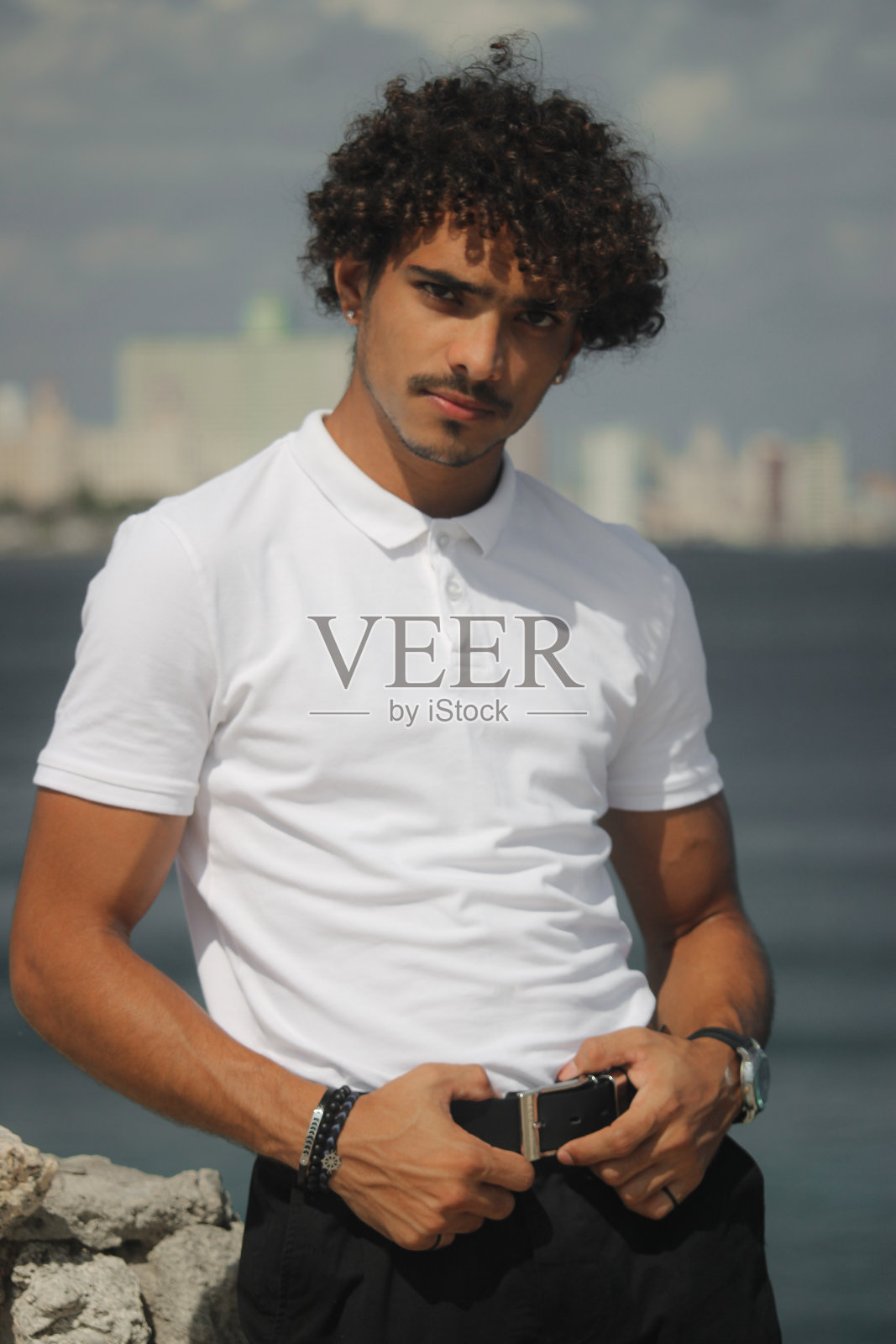 描绘一个在海岸上的年轻人照片摄影图片