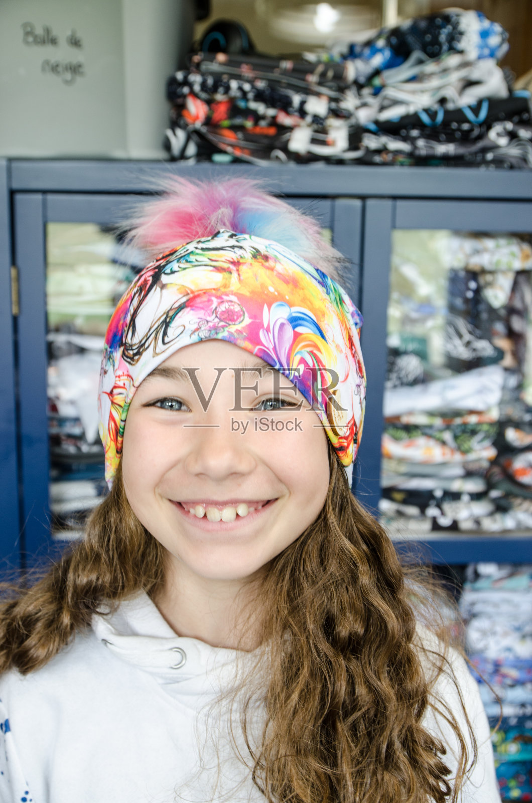 为她的冬季tuque感到骄傲的女孩照片摄影图片