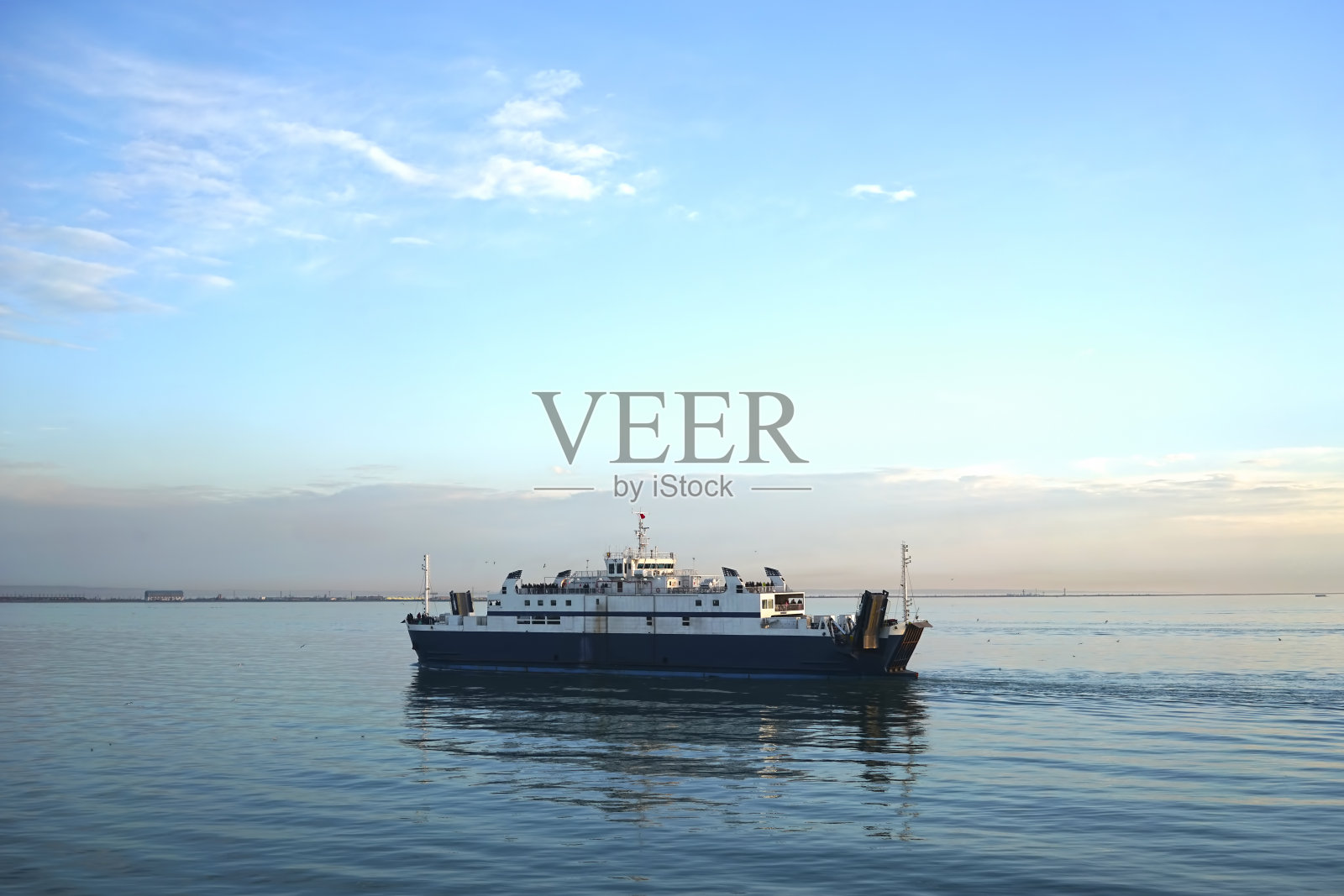 渡轮上的背景是傍晚的海景照片摄影图片