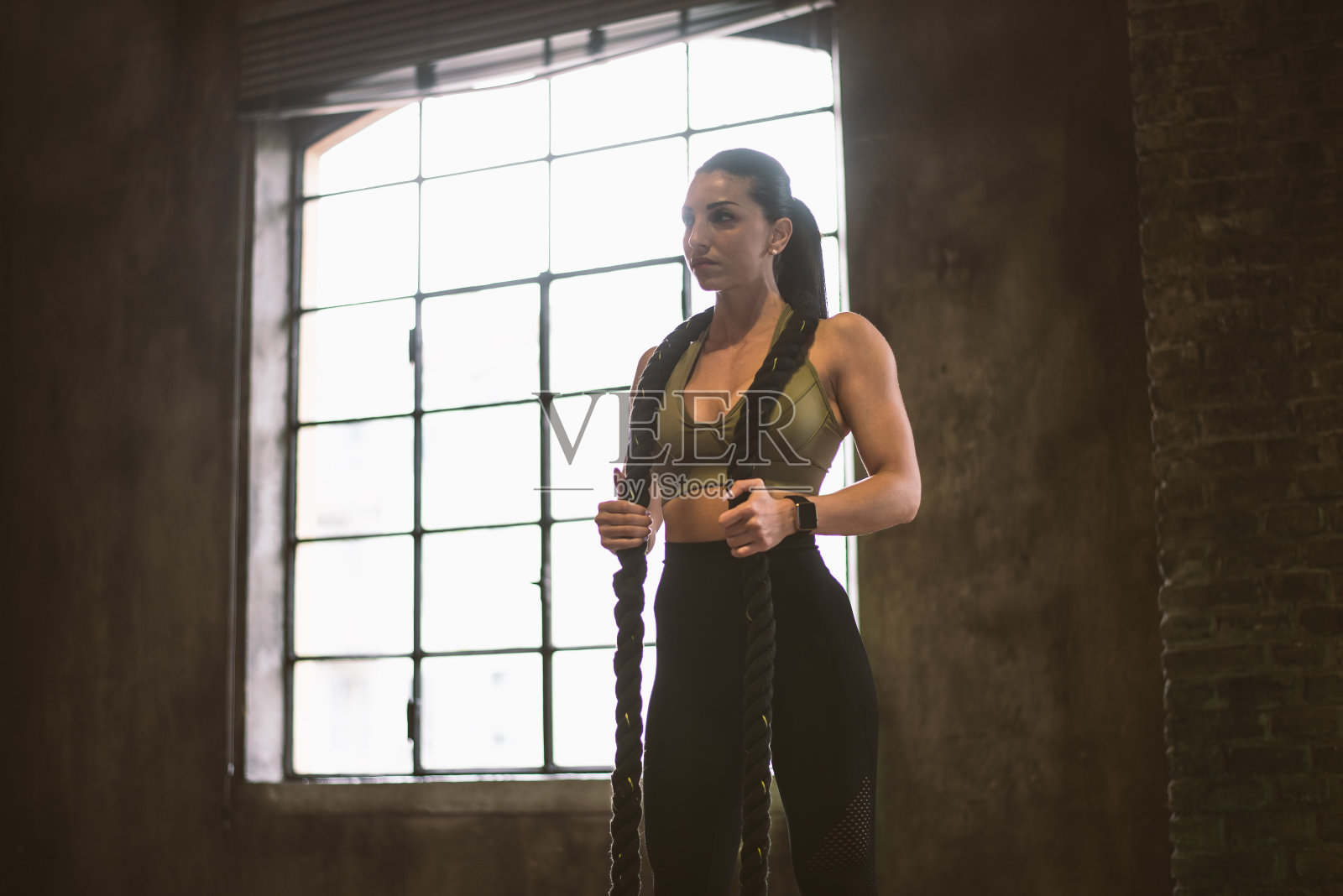 在健身房锻炼的女性健美运动员照片摄影图片