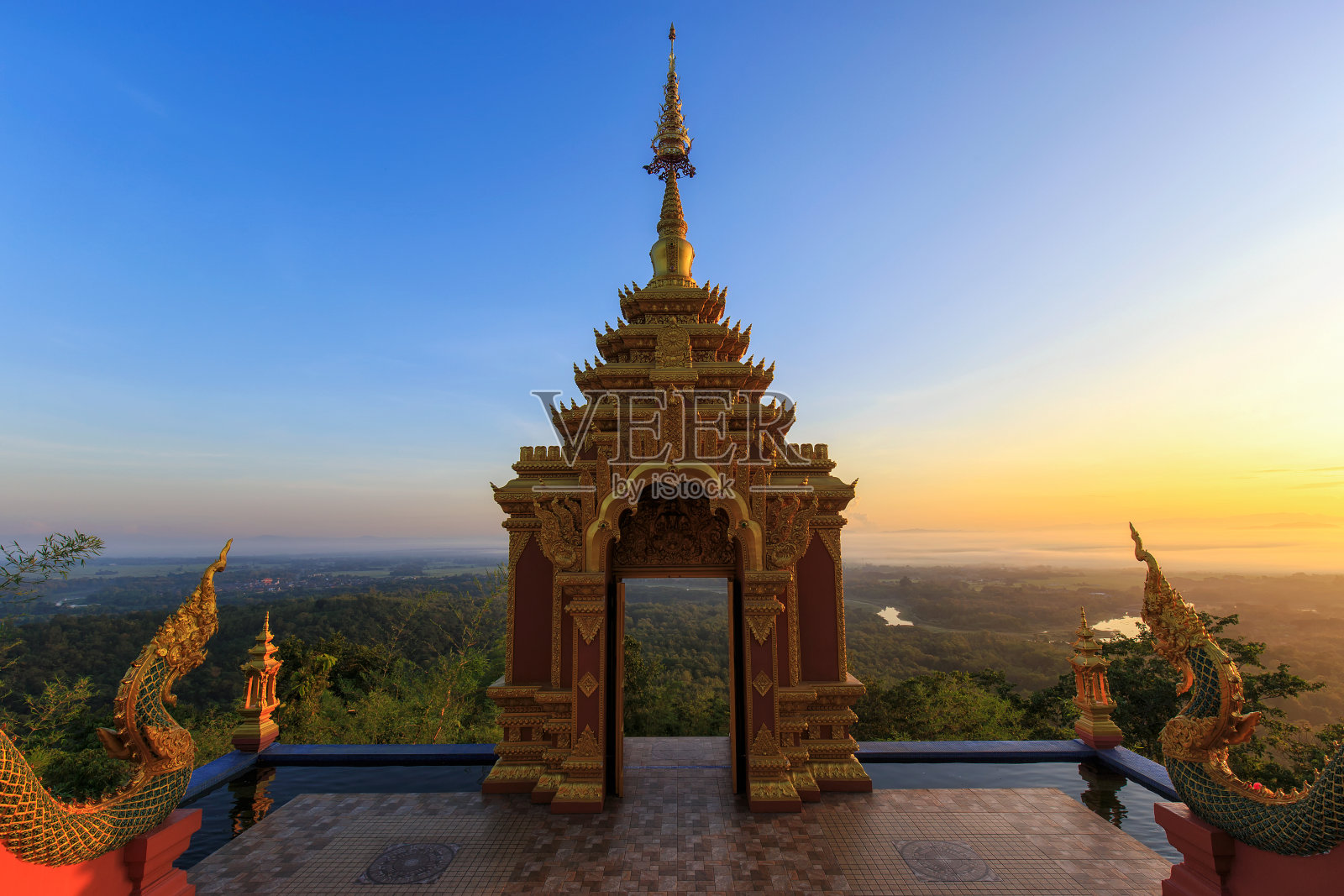 泰国南邦省，日出时美丽的观寺照片摄影图片