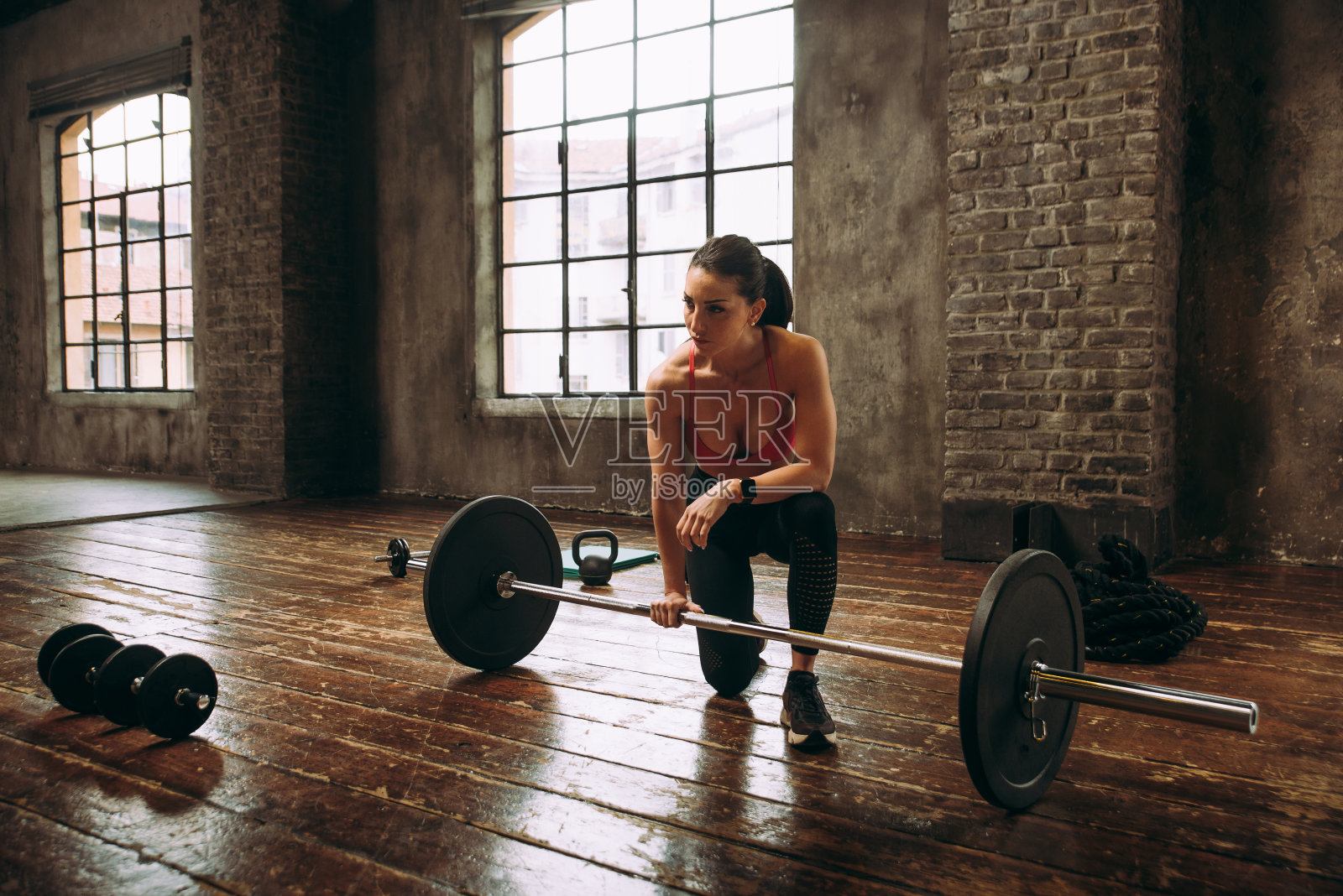 在健身房锻炼的女性健美运动员照片摄影图片
