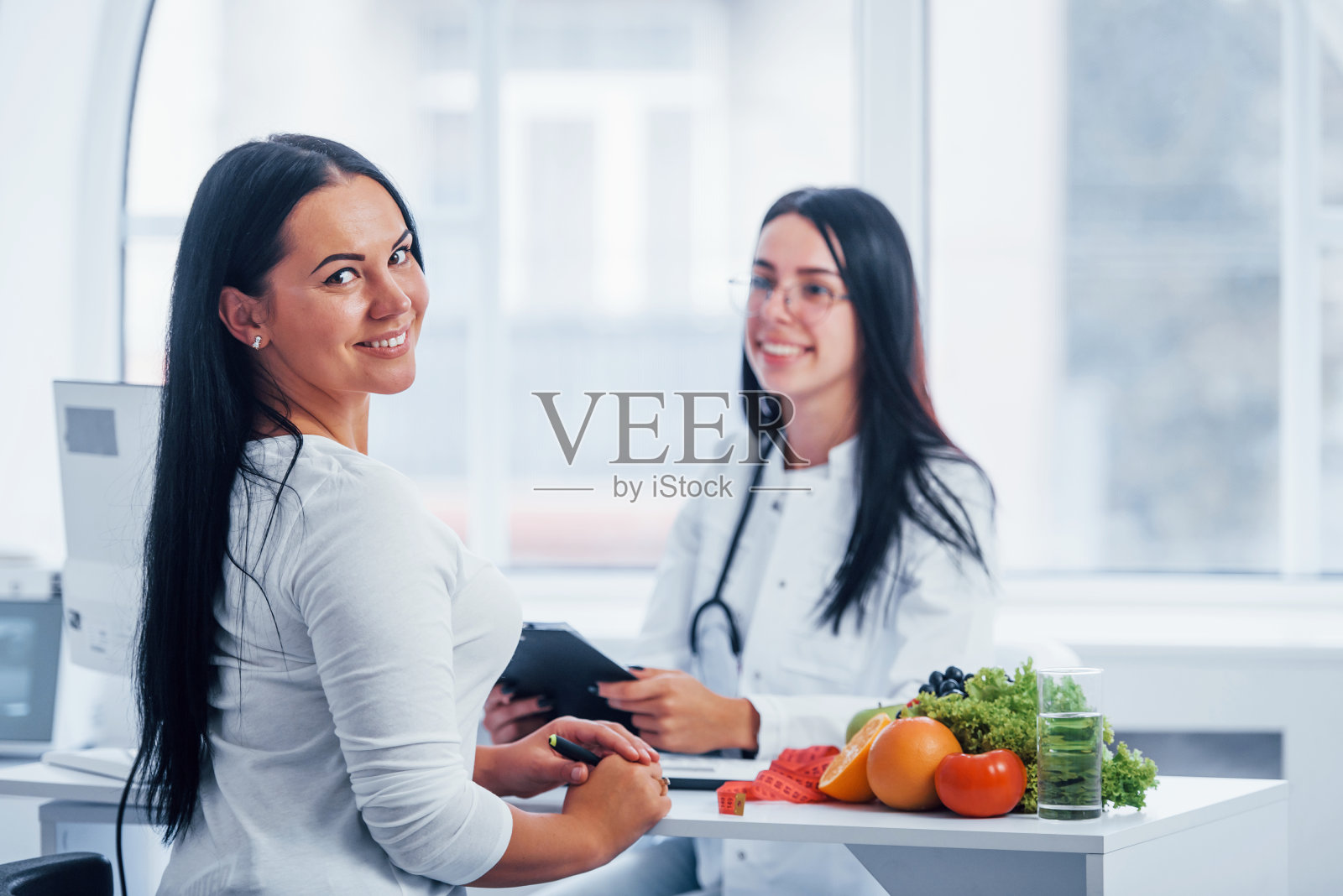 女营养师在室内办公室给病人提供咨询照片摄影图片