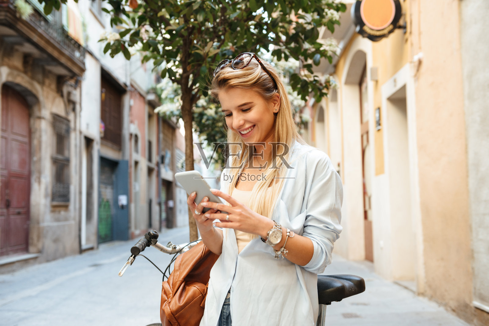 神奇的快乐美丽的女人使用手机照片摄影图片