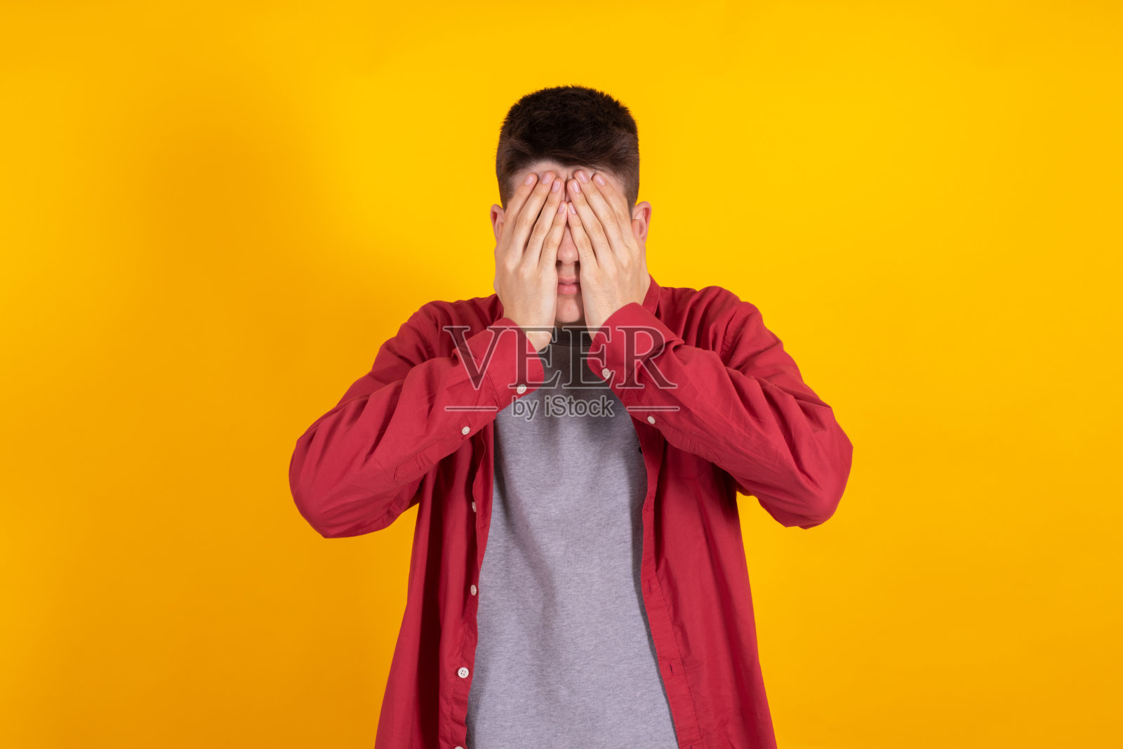 时尚少年或学生在城市时尚孤立的颜色背景照片摄影图片