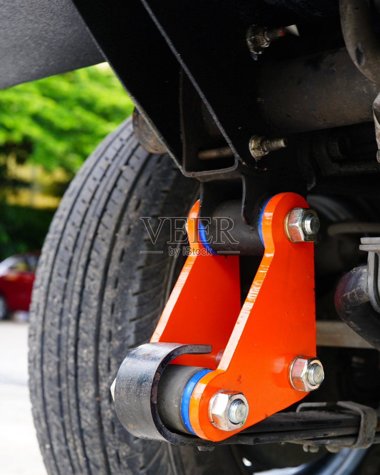 关闭皮卡越野车的钢板弹簧悬架照片摄影图片