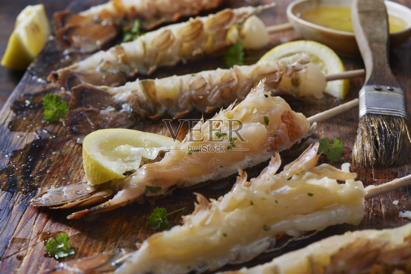 准备大蒜，柠檬黄油串龙虾尾照片摄影图片