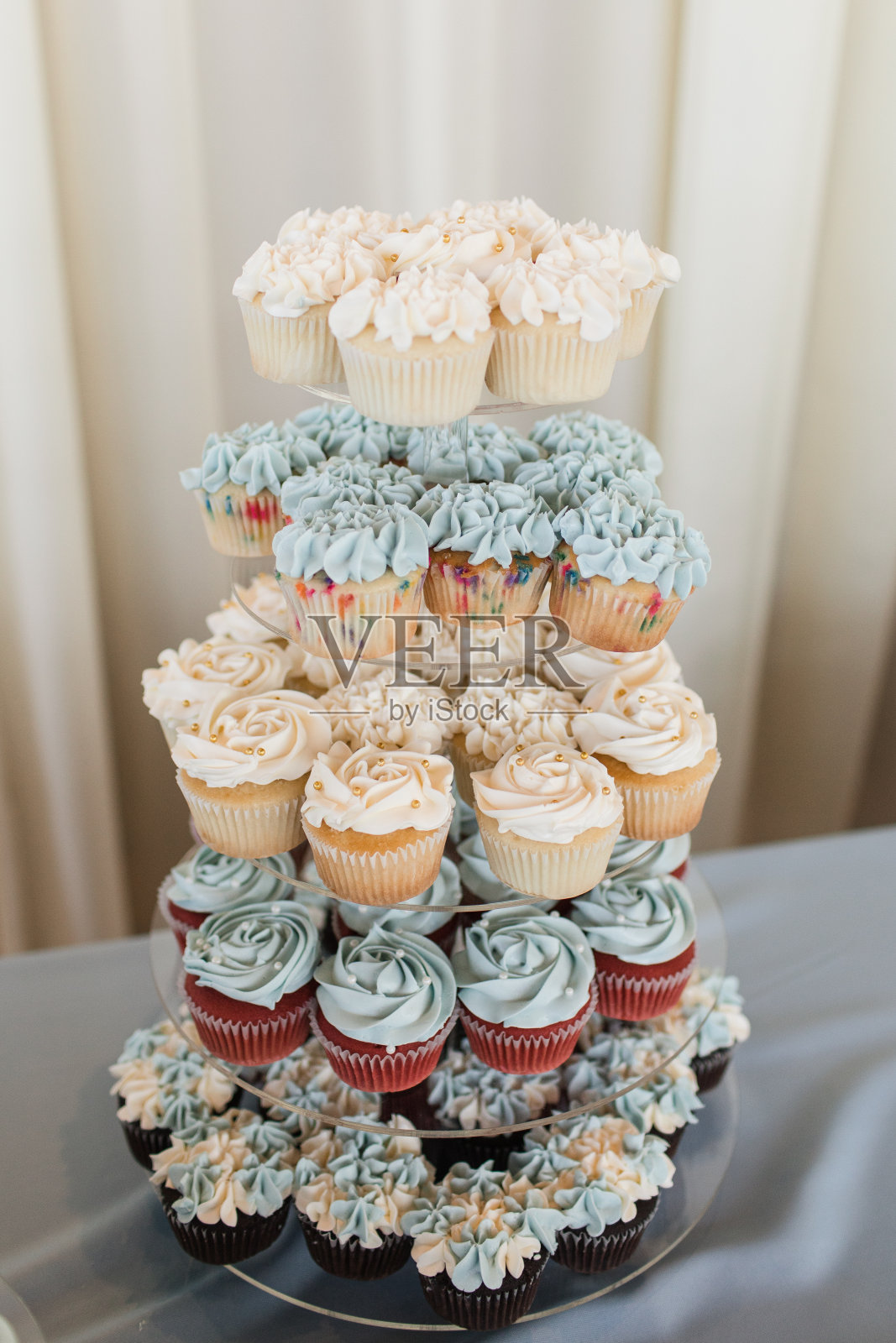 纸杯蛋糕架上的蓝白纸杯蛋糕照片摄影图片