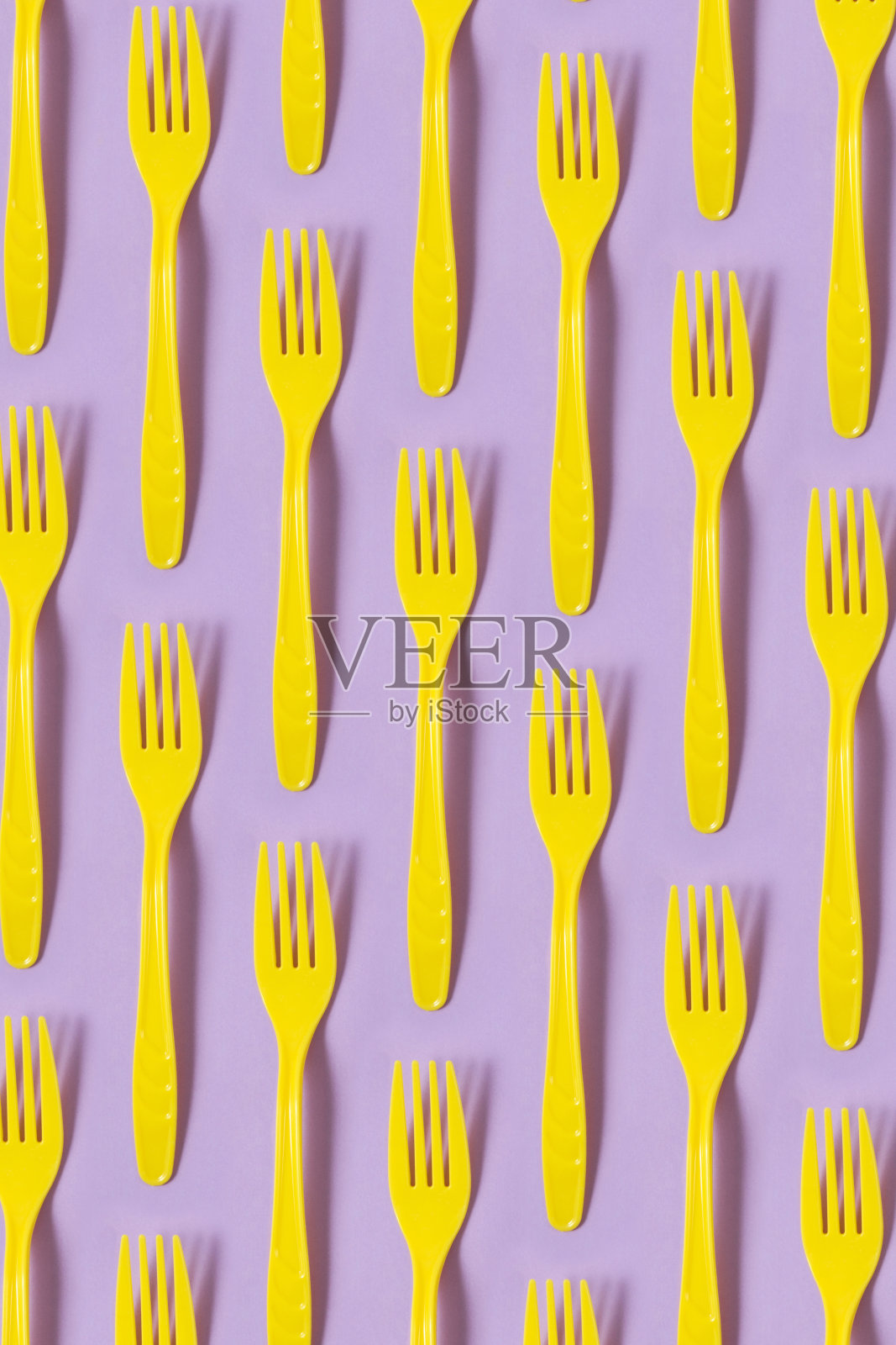 叉子图案上的紫色背景照片摄影图片