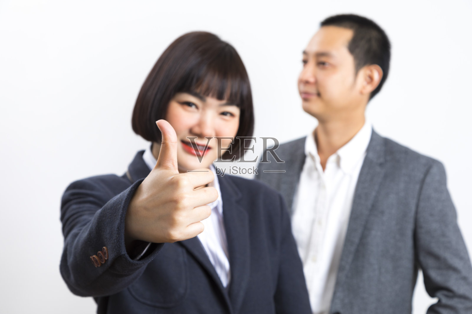 快乐的商人男人和女人举起大拇指的手势照片摄影图片