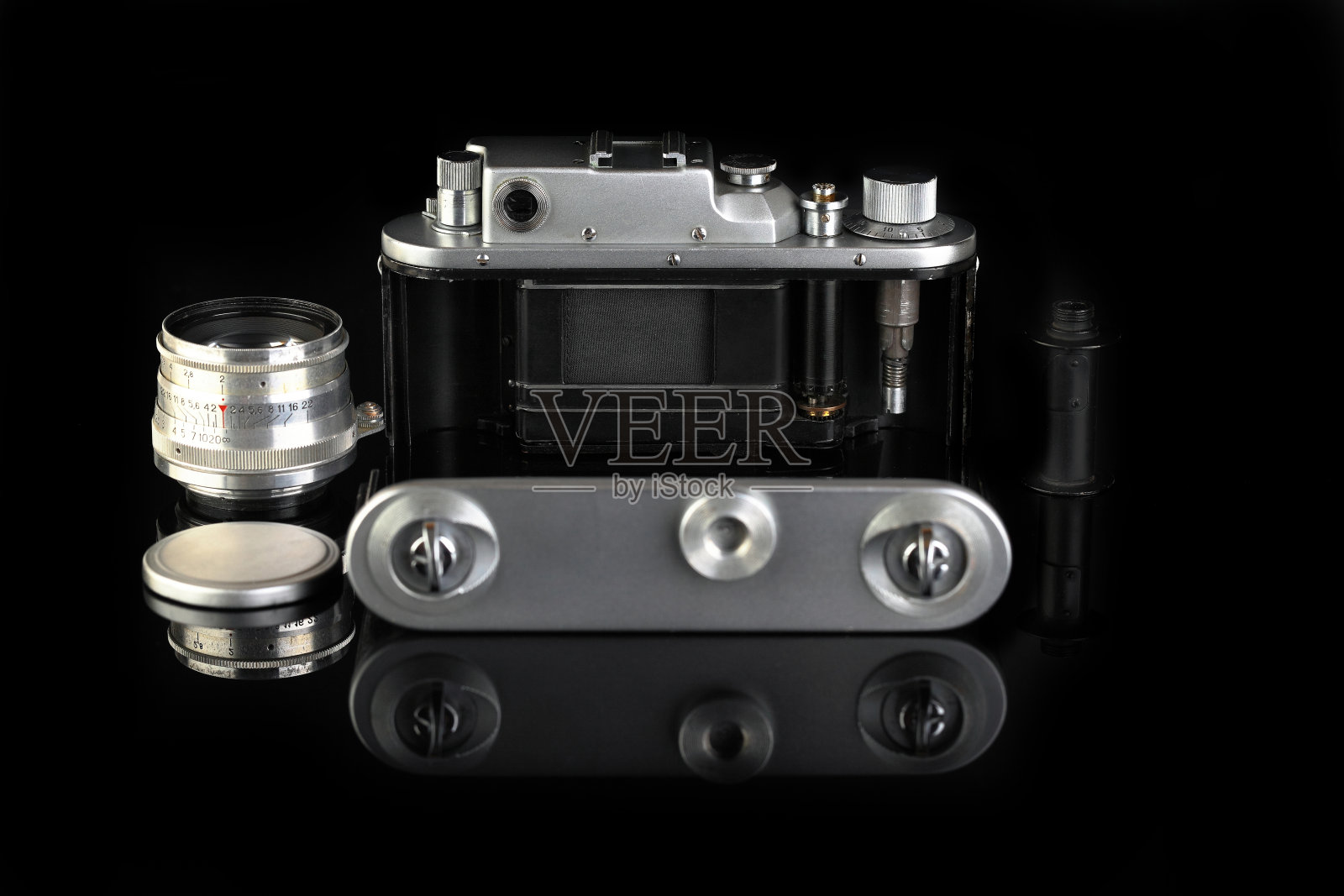 罕见的老式测距相机，在黑色玻璃背景上发布50。照片摄影图片