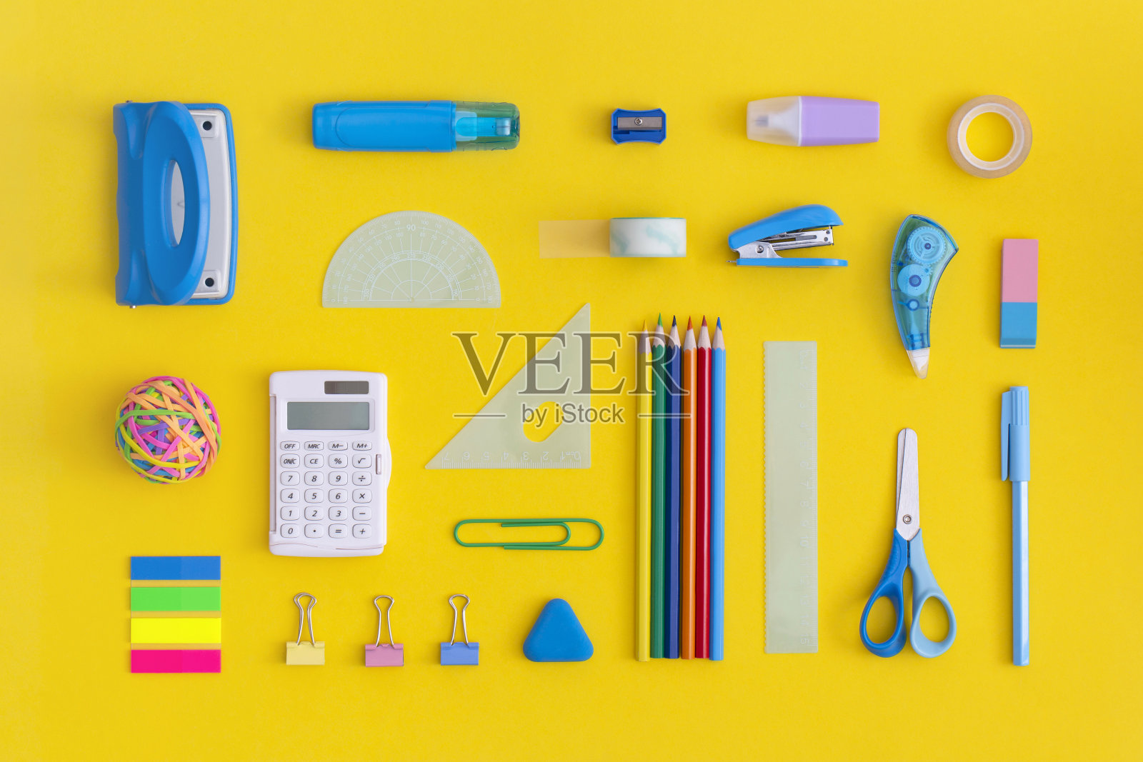 黄色背景的学校文具。前视图。平的。回到学校的概念。照片摄影图片