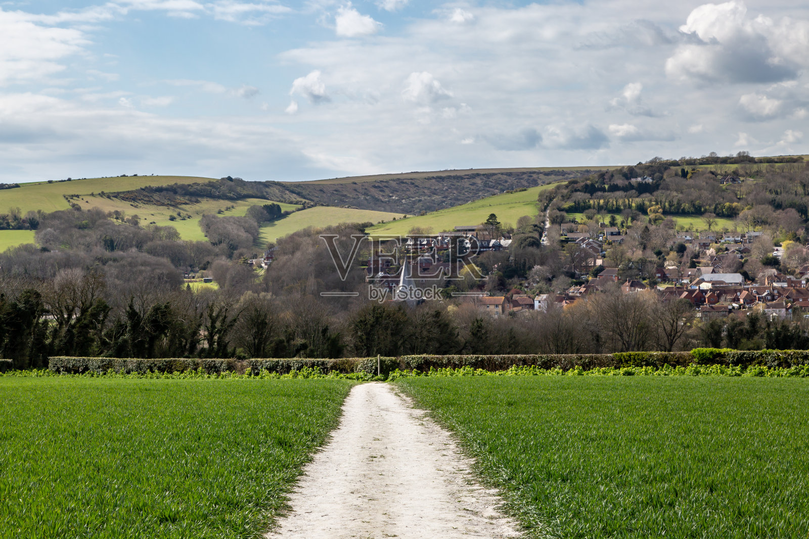 苏塞克斯乡间小路上的景色，远处是阿尔弗里斯顿村照片摄影图片