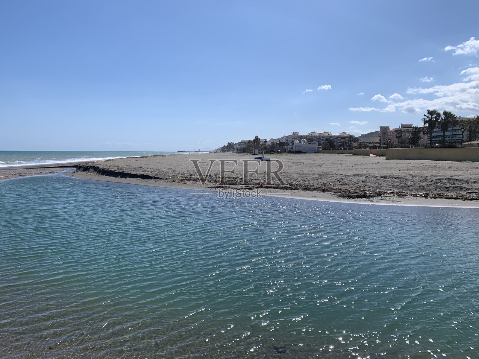 Sabinillas河进入海滩照片摄影图片