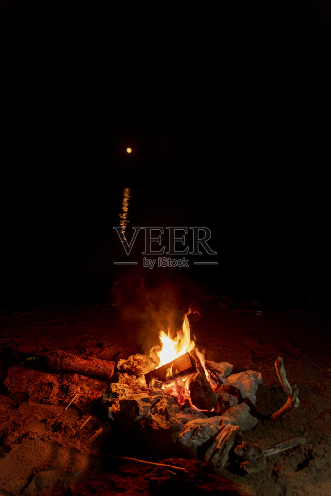 享受在海滩上露营，在大自然的火边弹吉他。夏令营。自然弛豫Z照片摄影图片