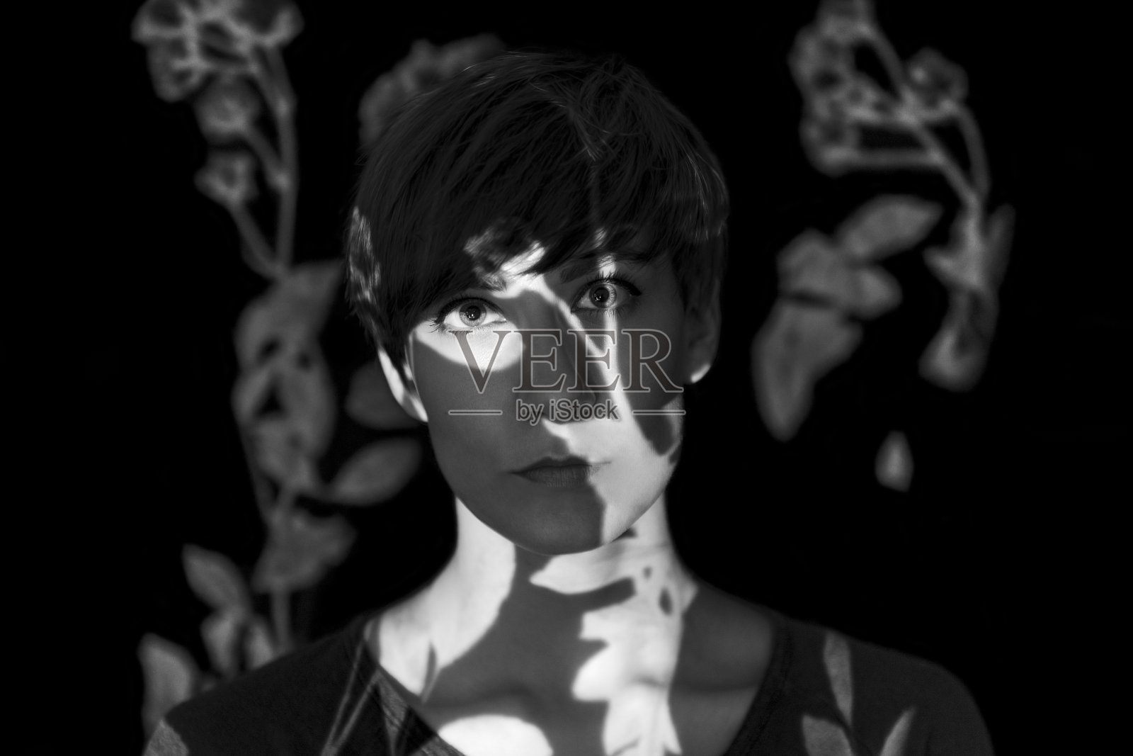 年轻女子单色肖像与投射的鲜花照片摄影图片