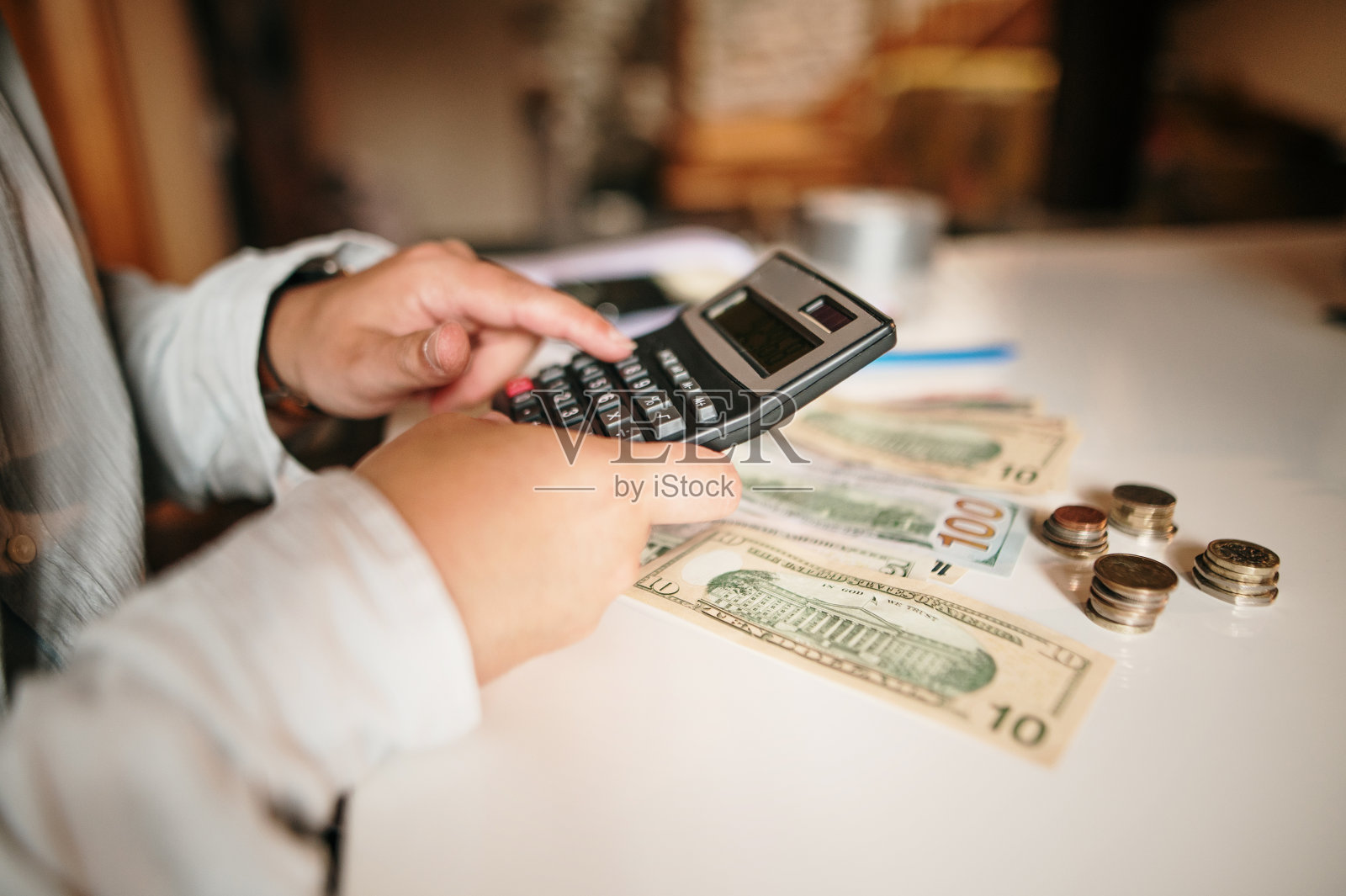 用计算器数钱照片摄影图片