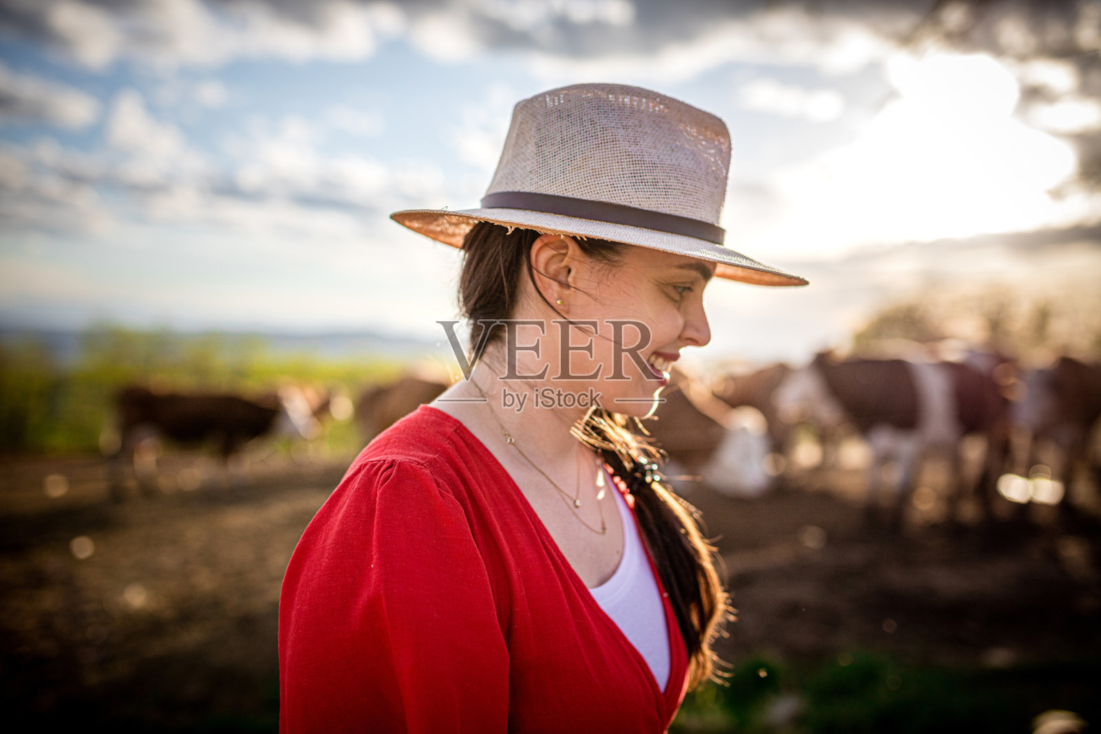 年轻漂亮的农妇照片摄影图片