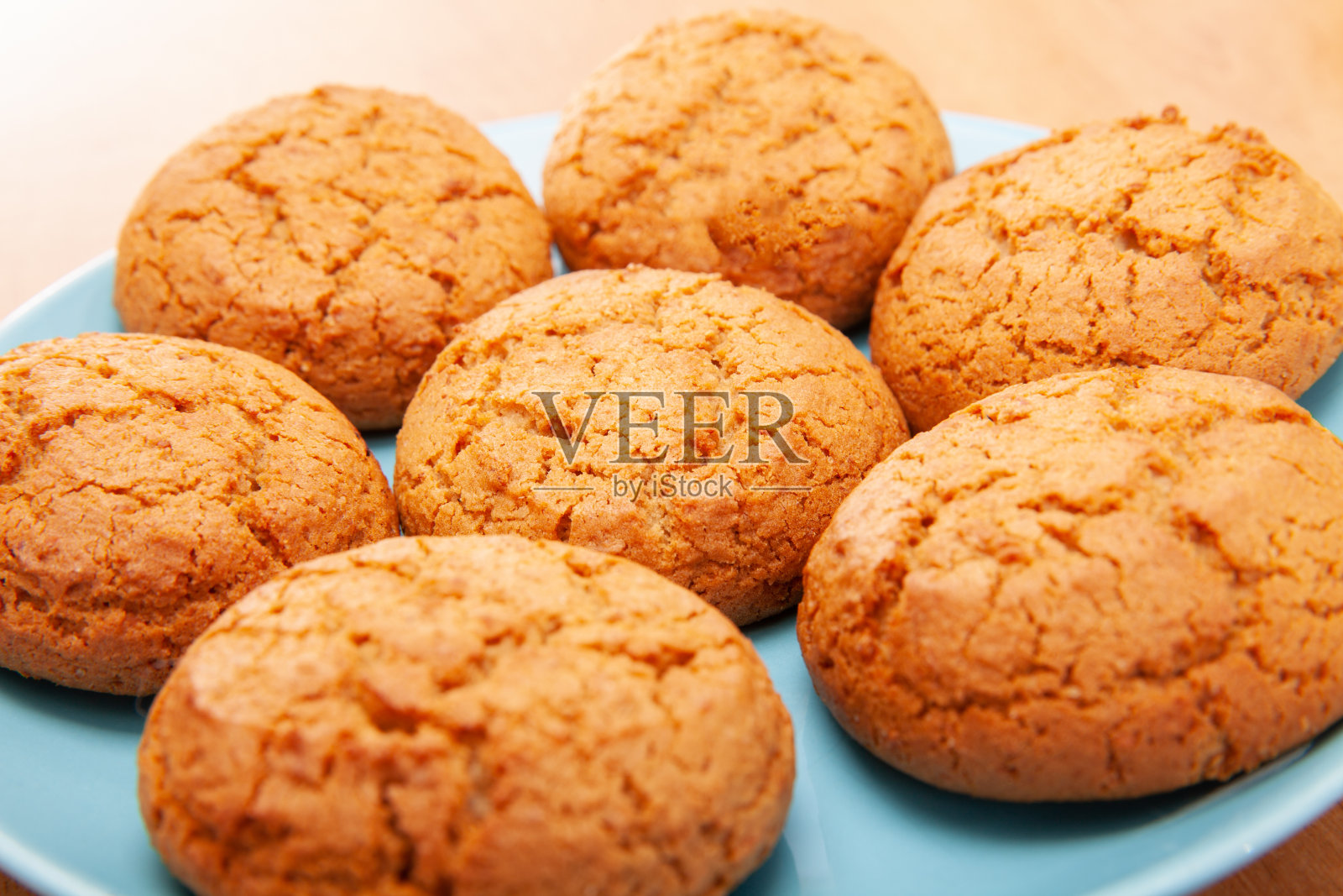 蓝色盘子里放着燕麦饼干。照片摄影图片