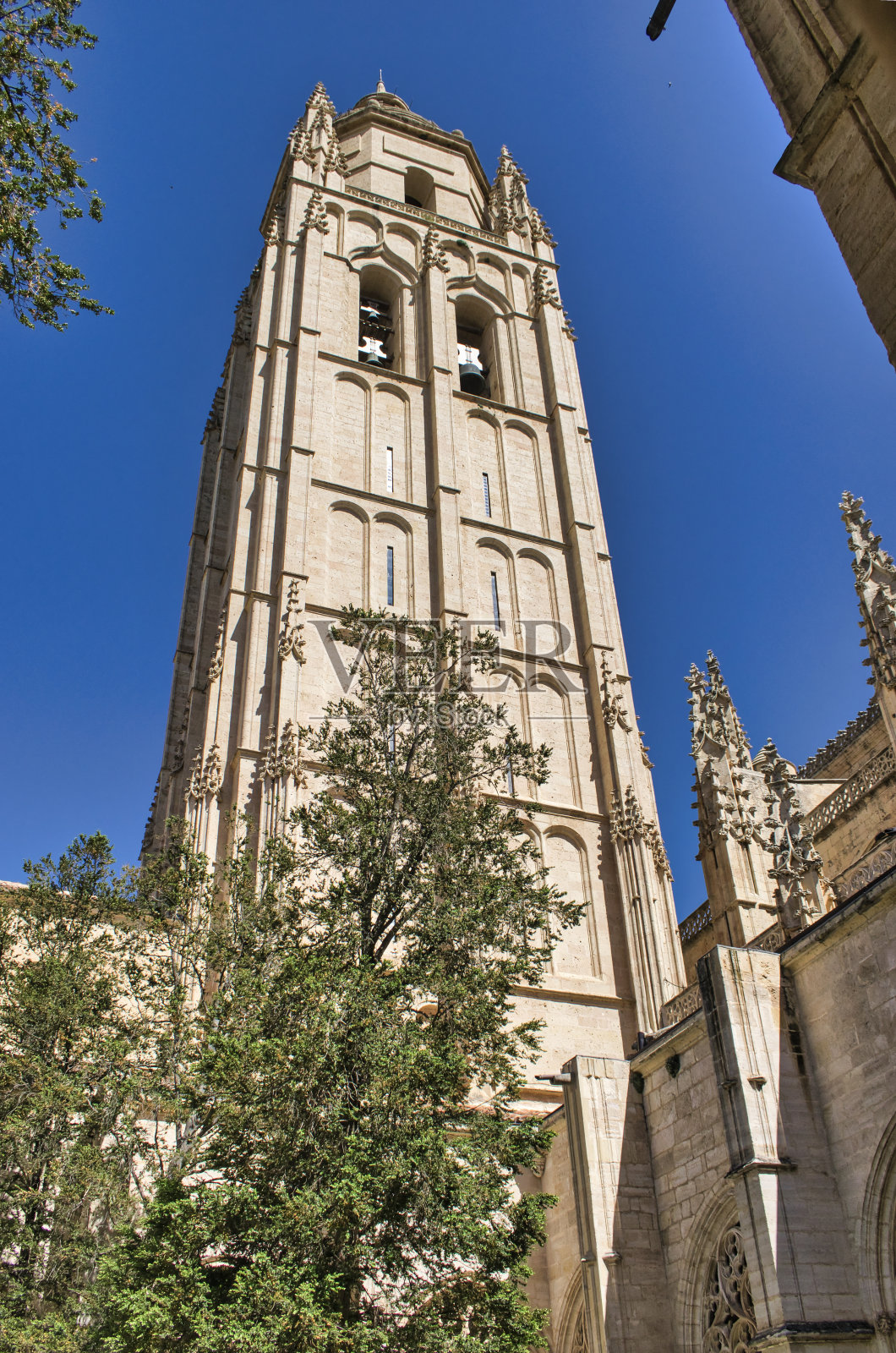 西班牙塞戈维亚的大教堂钟楼，从同样的修道院看照片摄影图片