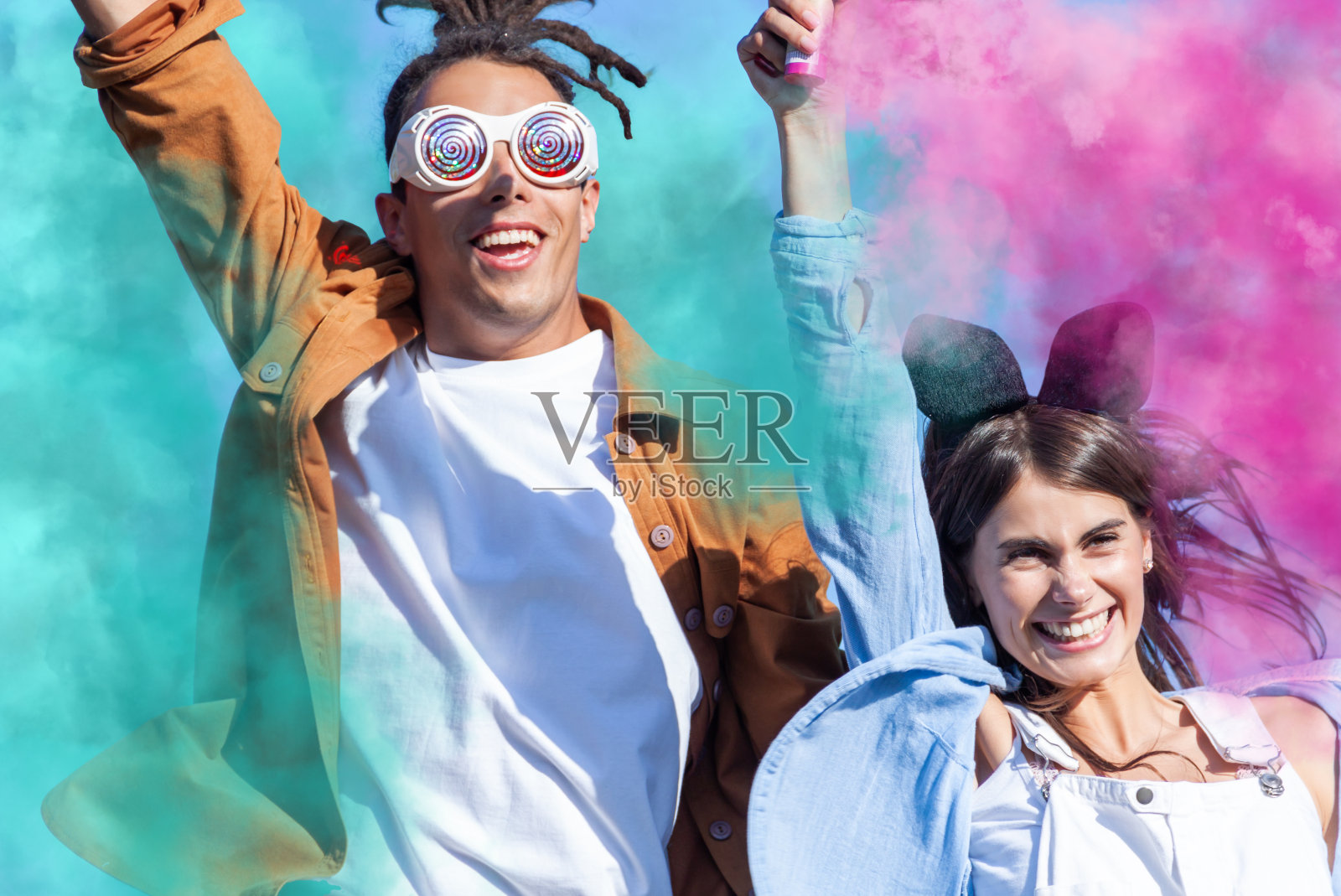 快乐的朋友在公园里玩五颜六色的烟雾弹照片摄影图片