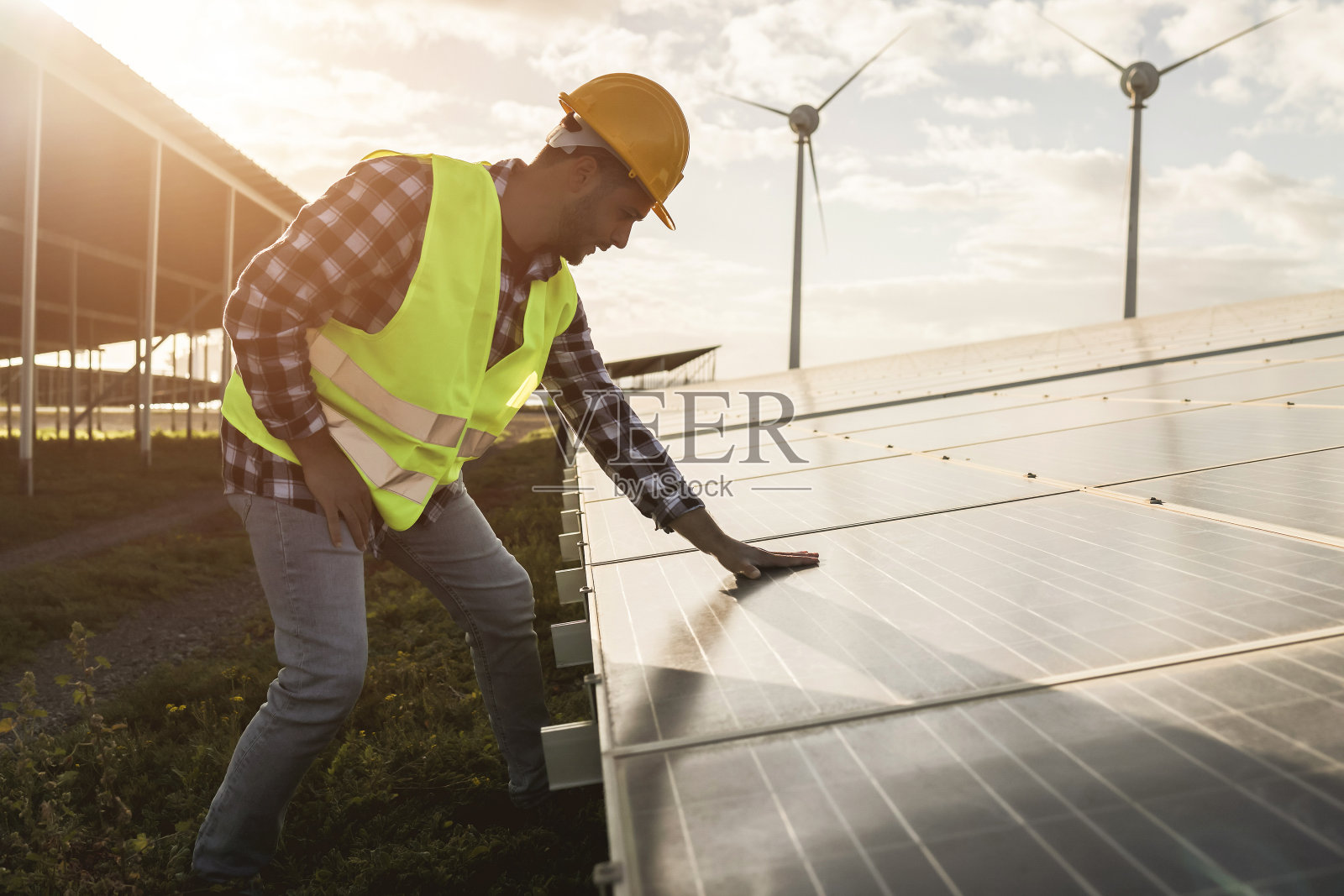 年轻人在可再生能源农场工作-生态和环境概念-专注于手头照片摄影图片