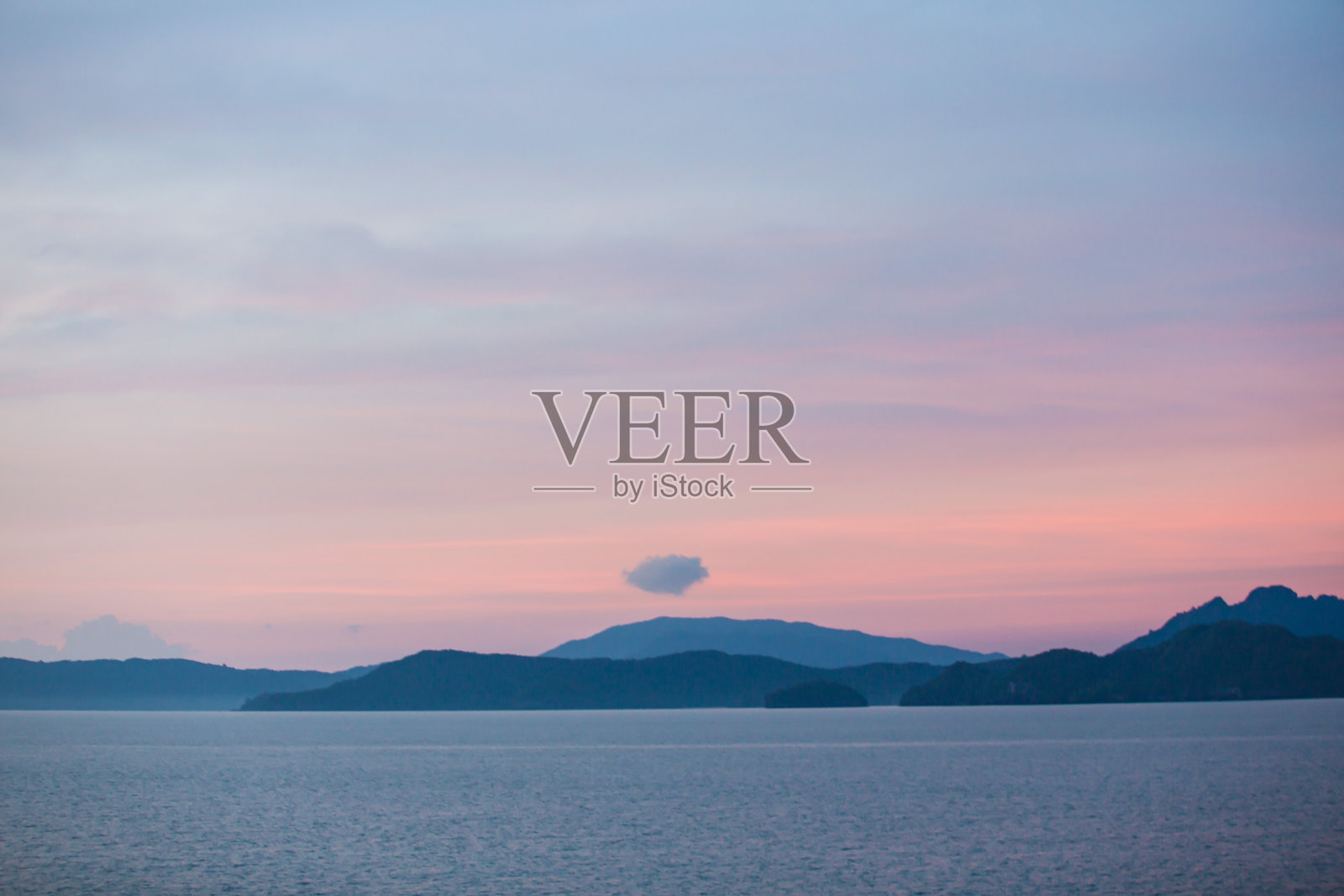 桑赛特的天空有彩云，没有鸟儿照片摄影图片