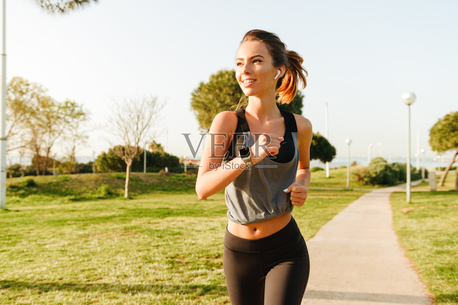 惊人的年轻女运动员跑步照片摄影图片
