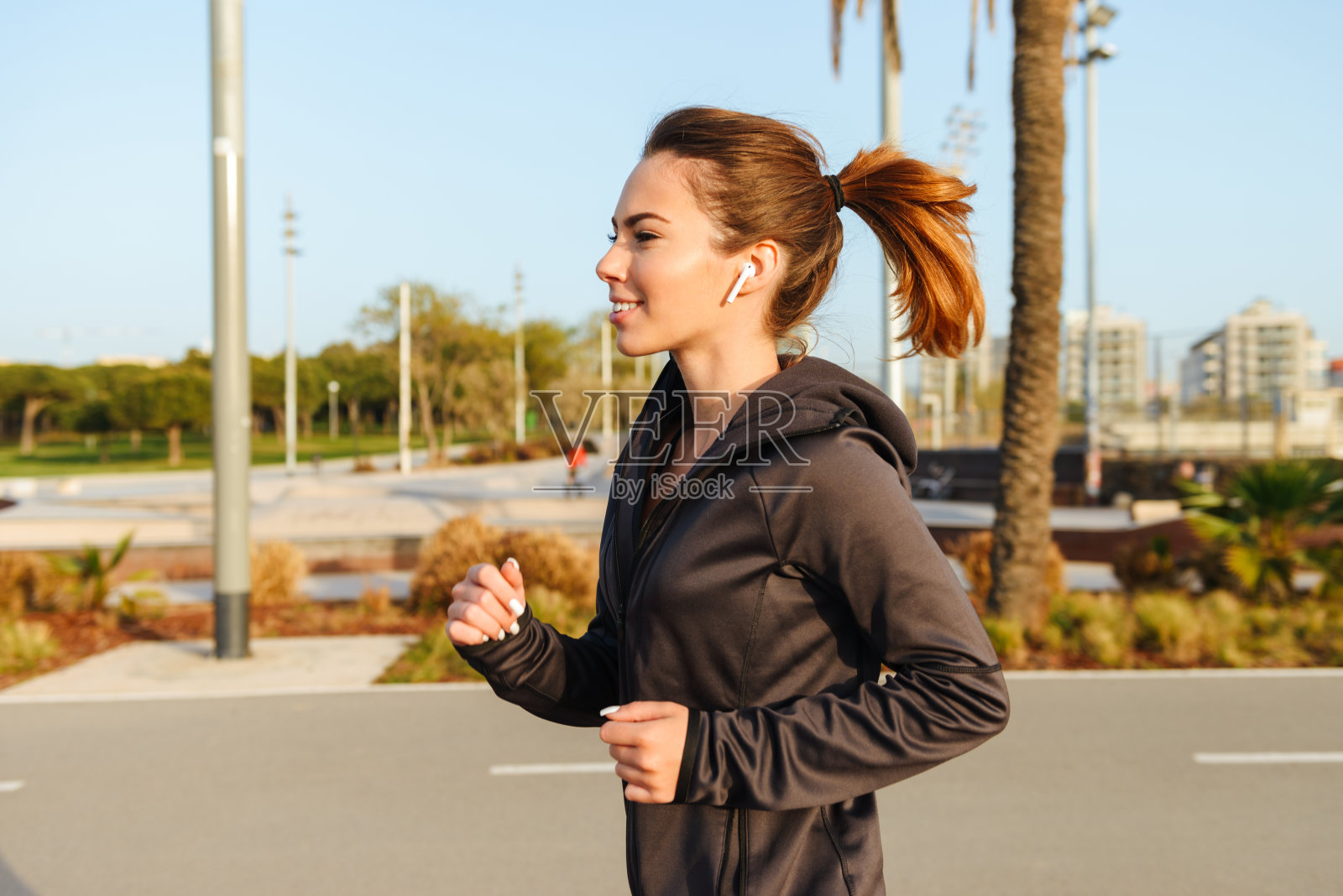 了不起的年轻女运动员在户外奔跑照片摄影图片