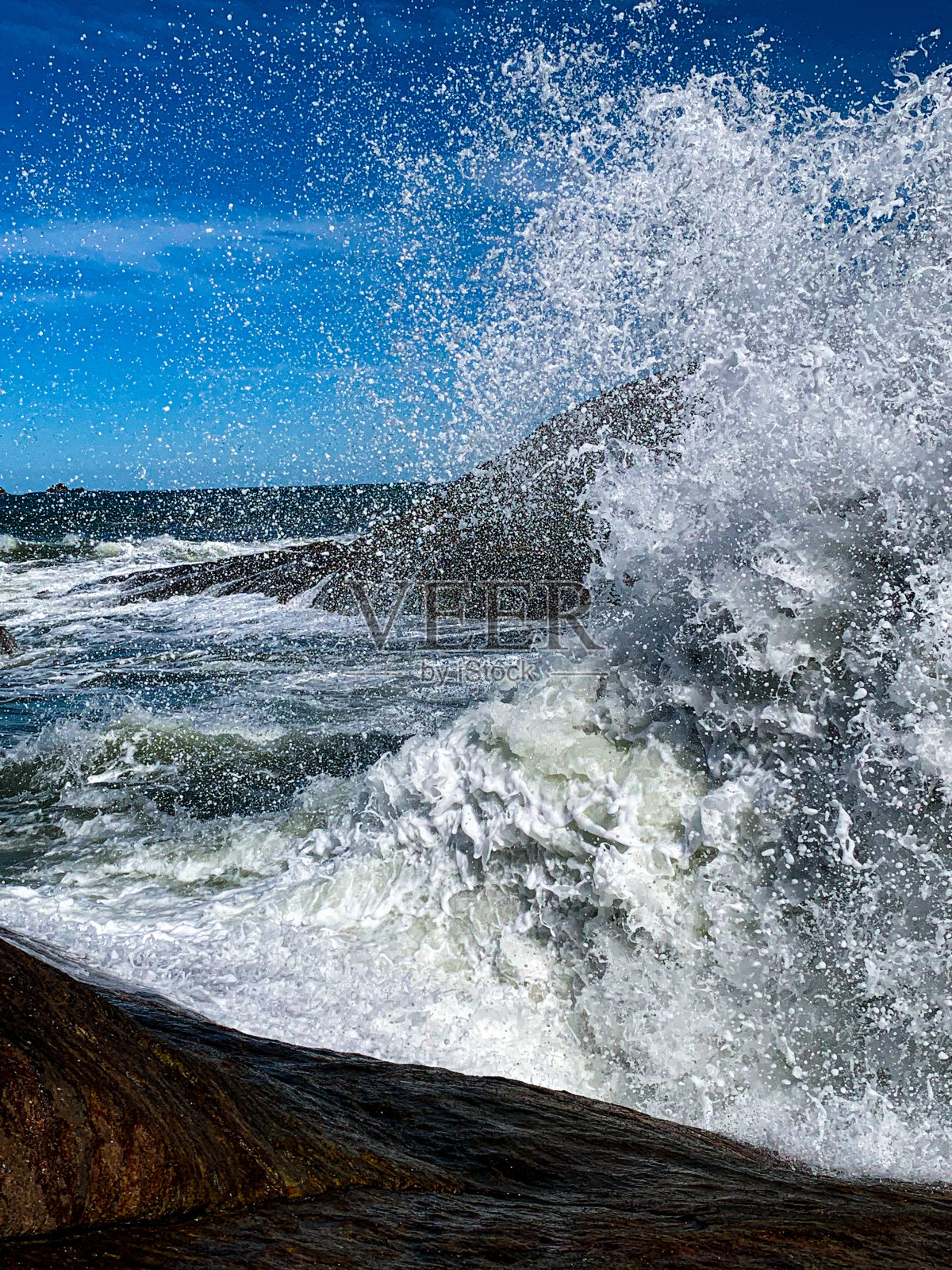 海浪击碎海滩上的岩石照片摄影图片