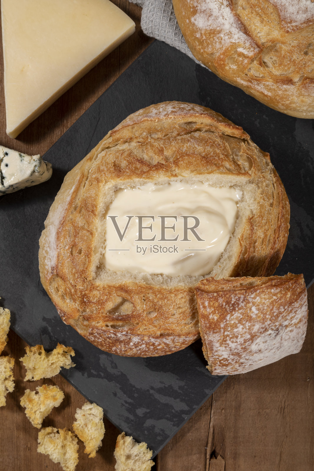 奶油芝士夹在意大利面包和油炸面包丁，芝士火锅。照片摄影图片