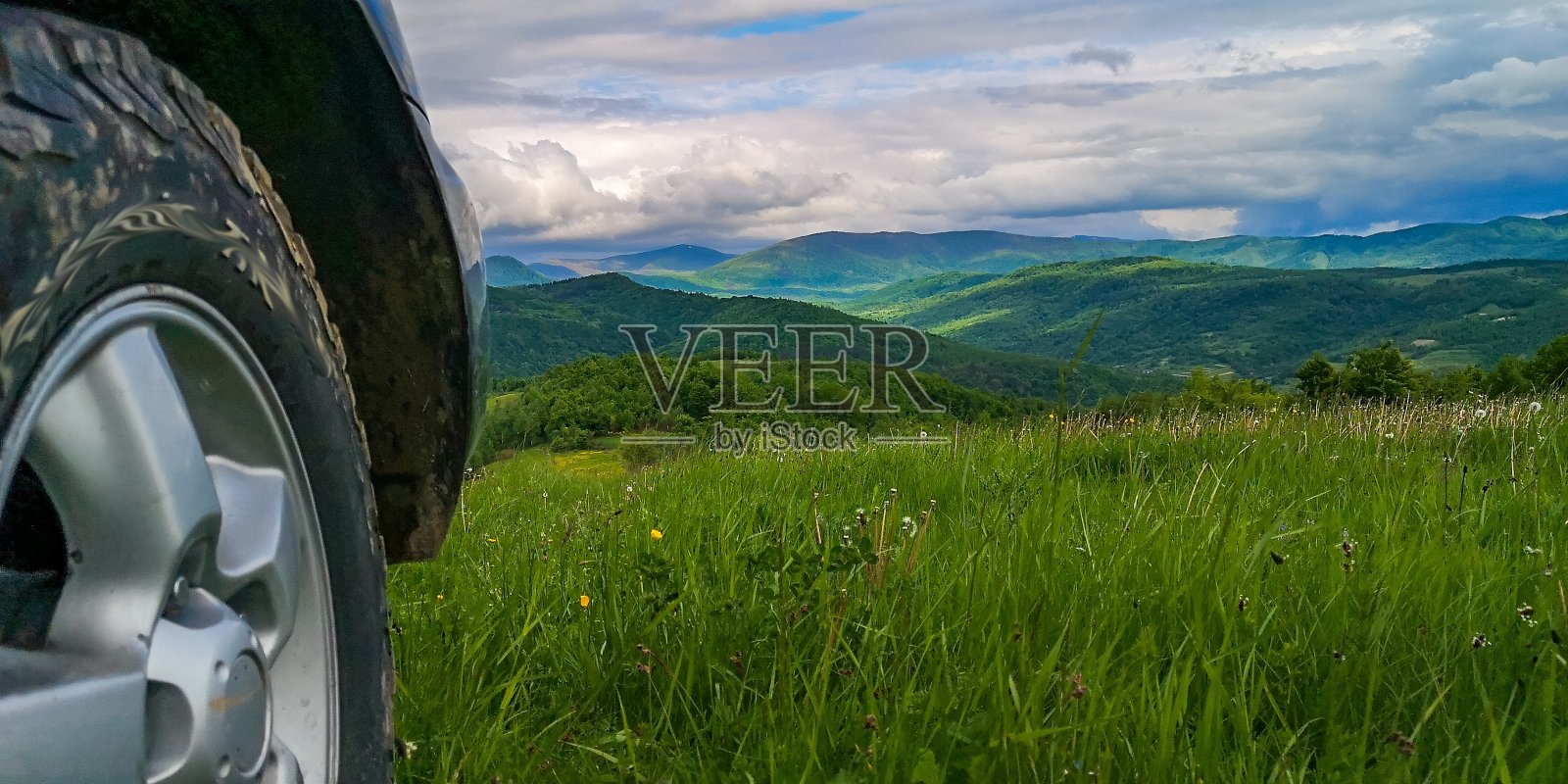 这辆SUV在喀尔巴阡山脉的春天行驶照片摄影图片