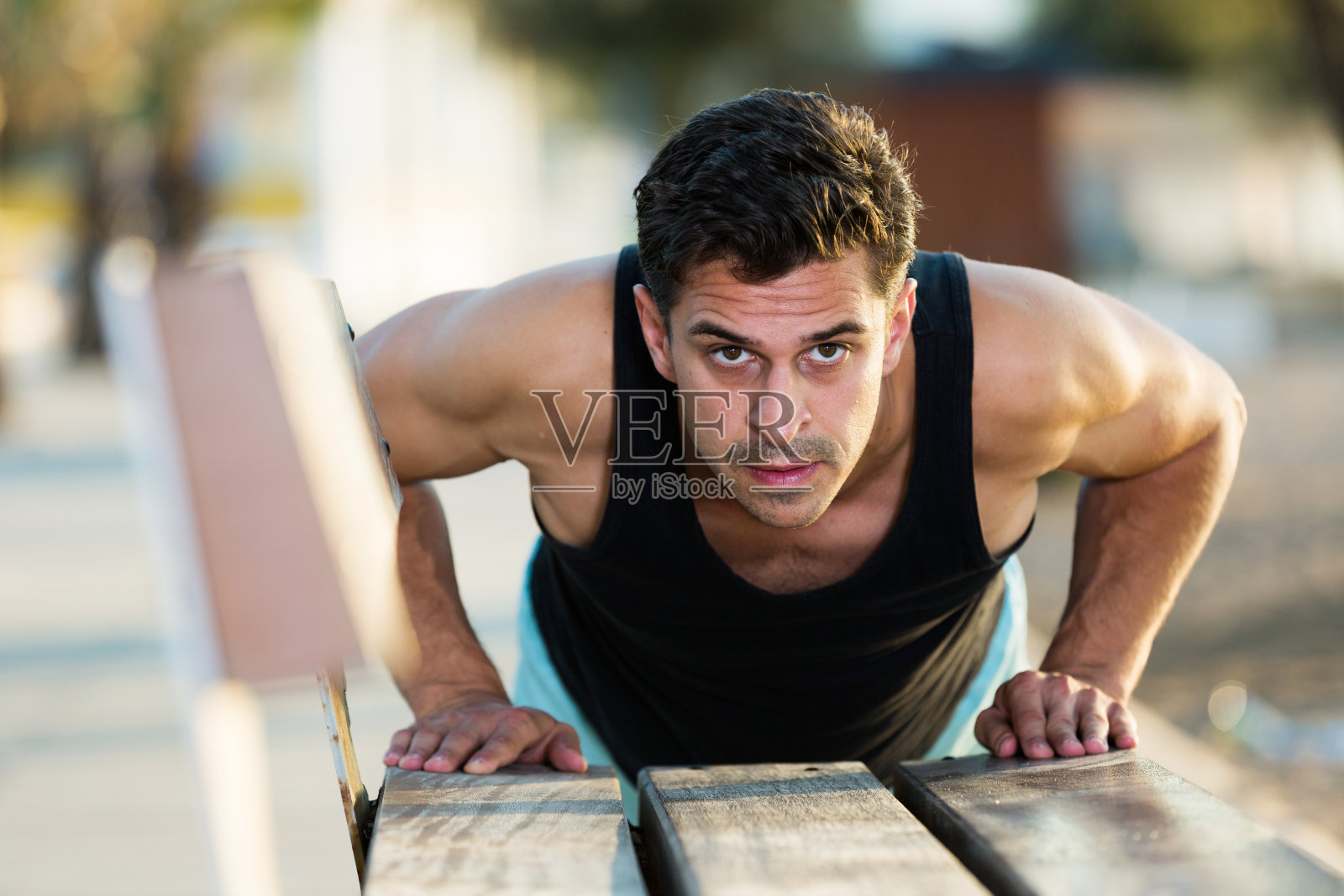 在户外做俯卧撑的运动型男人照片摄影图片