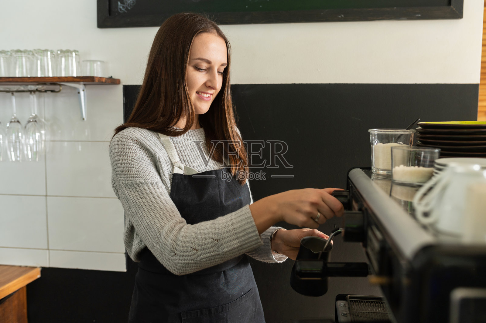 一个工作场所的年轻女咖啡师照片摄影图片