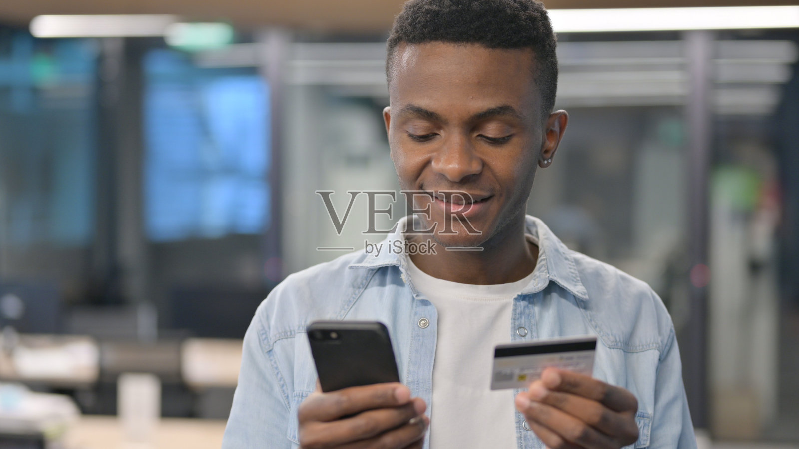 非洲人用智能手机在线支付的肖像照片摄影图片