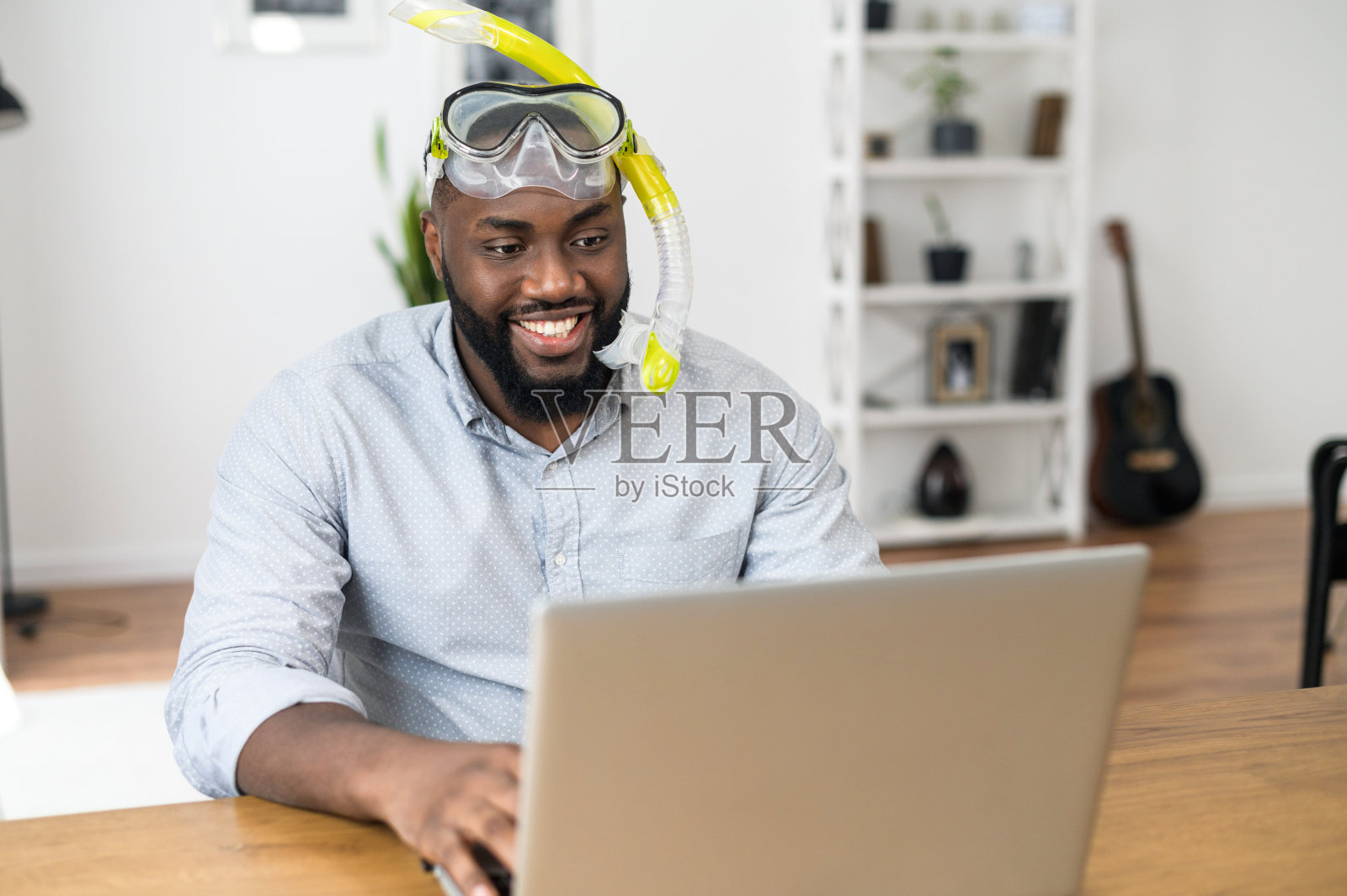 在室内戴着潜水面具的混血儿照片摄影图片