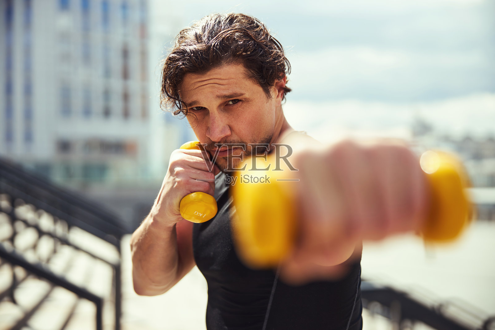 严肃的男人看着相机的肖像照片摄影图片