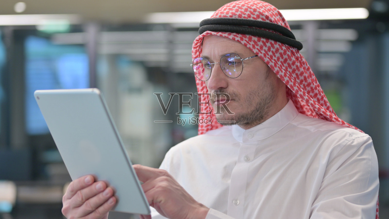 中年男人使用平板电脑照片摄影图片