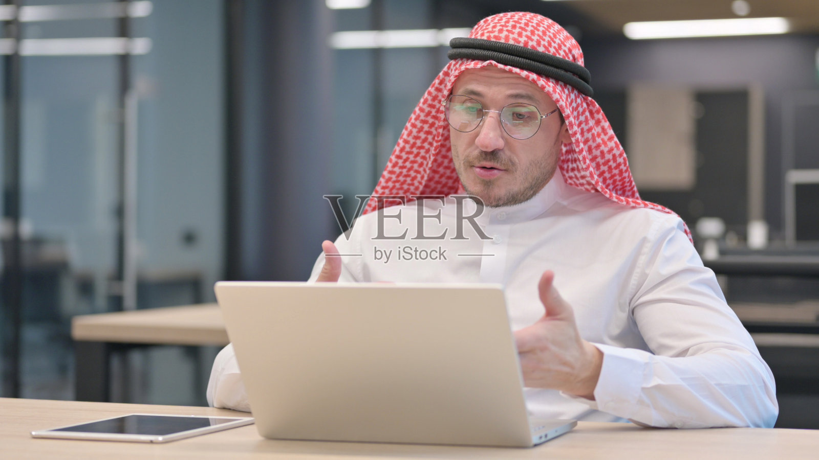 中年男人在笔记本电脑上进行视频通话照片摄影图片